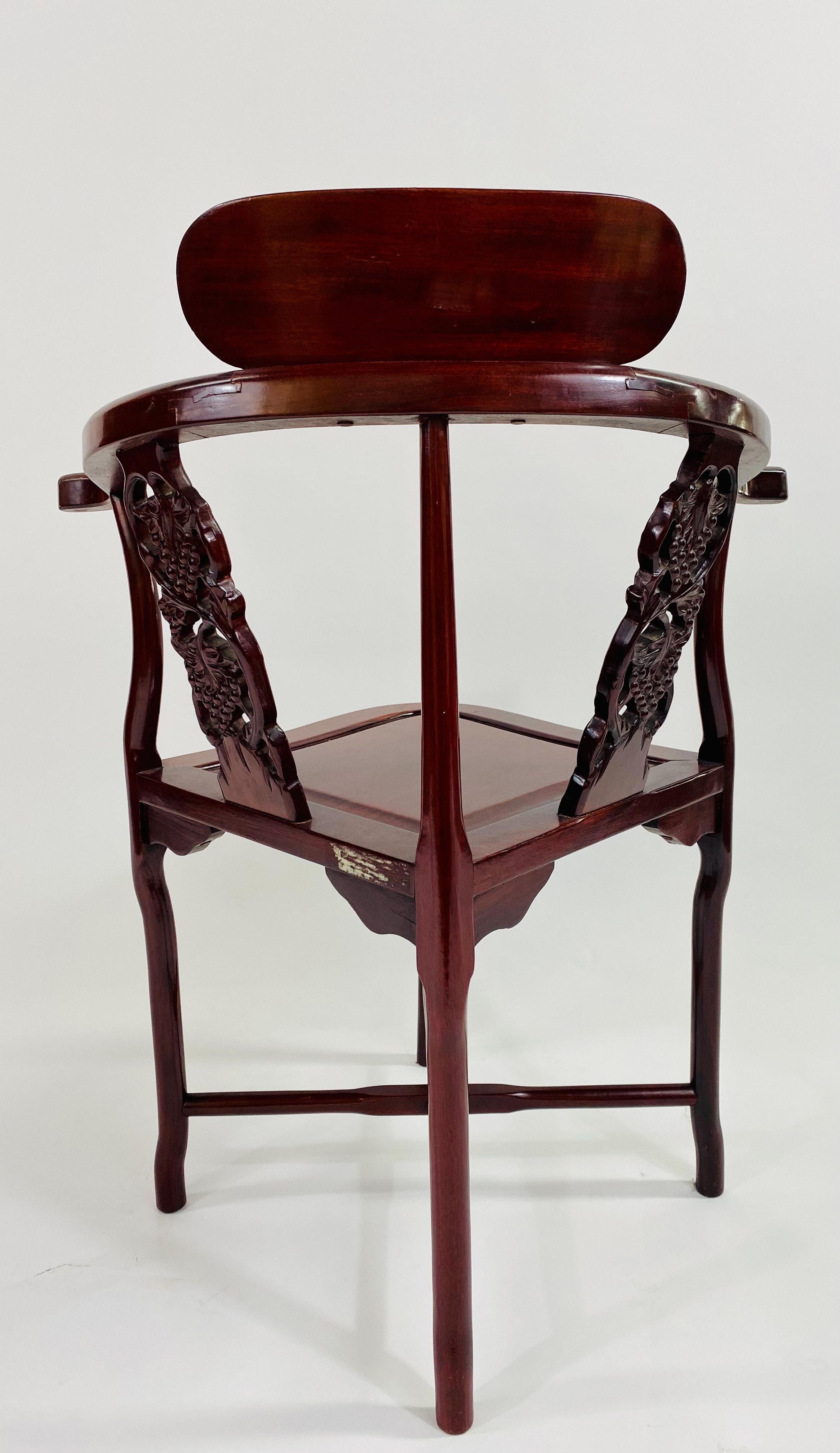 20ième siècle Chaise d'angle en bois de rose exportée de Chine et sculptée à la main en vente
