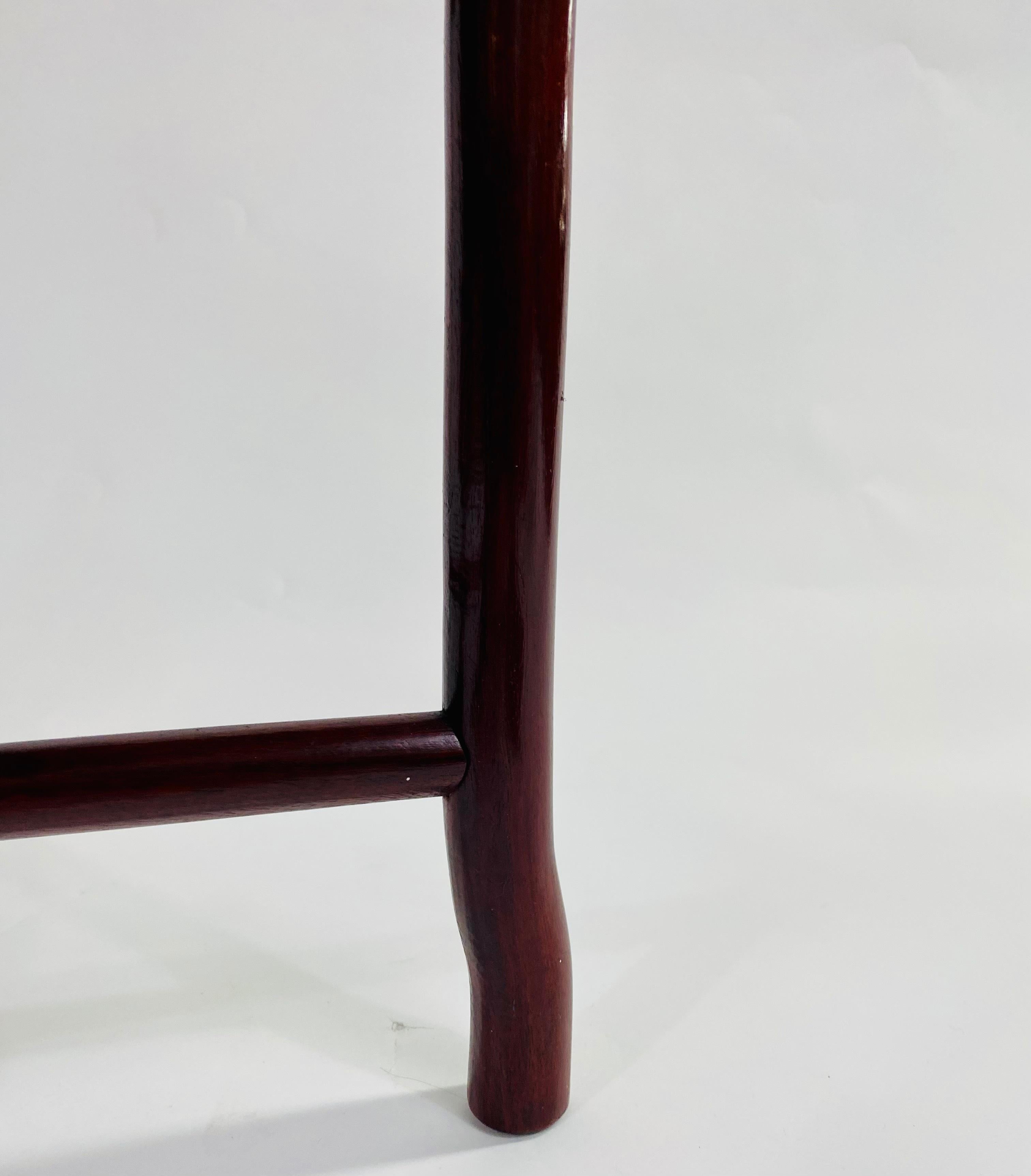 Chaise d'angle en bois de rose exportée de Chine et sculptée à la main en vente 1