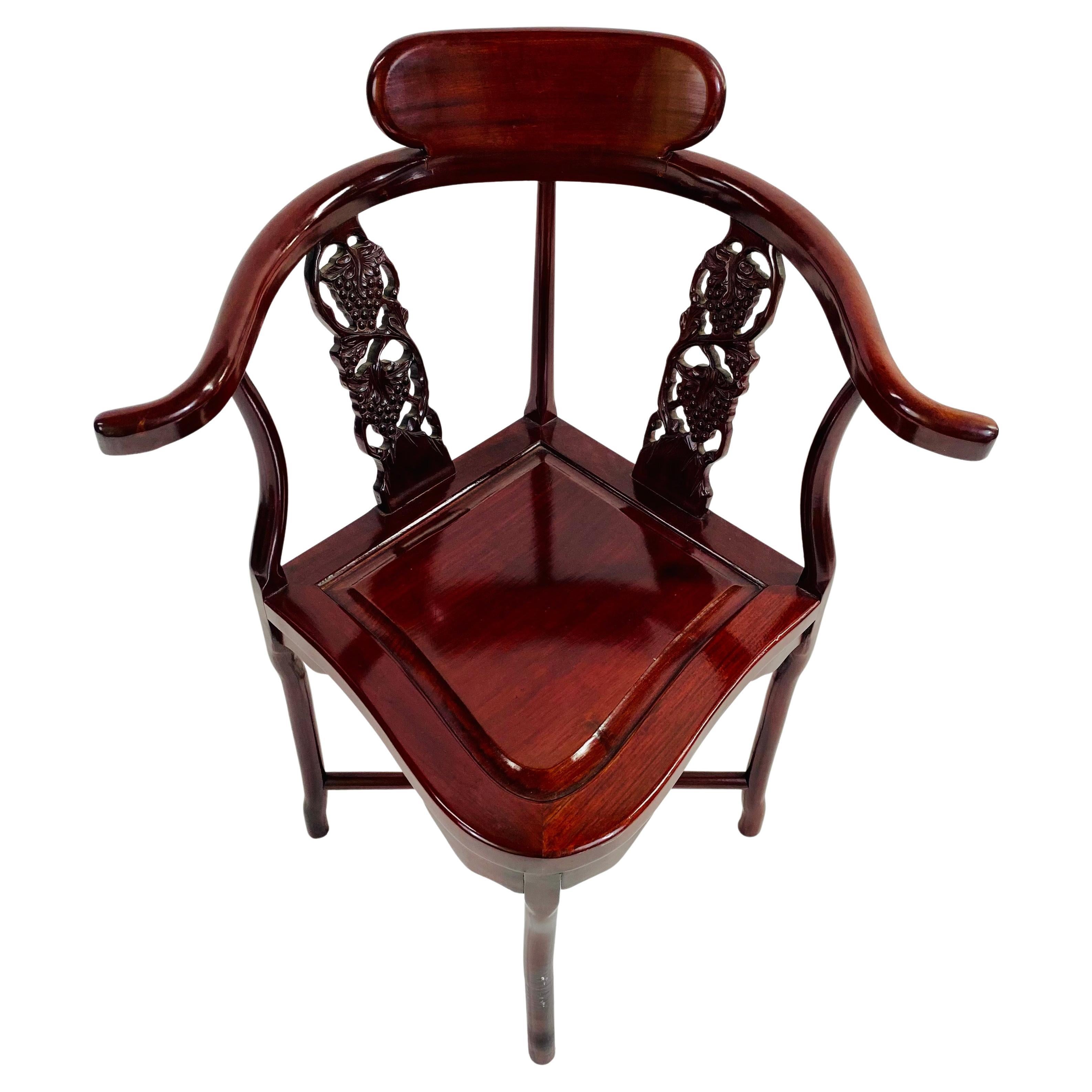 Chaise d'angle en bois de rose exportée de Chine et sculptée à la main en vente