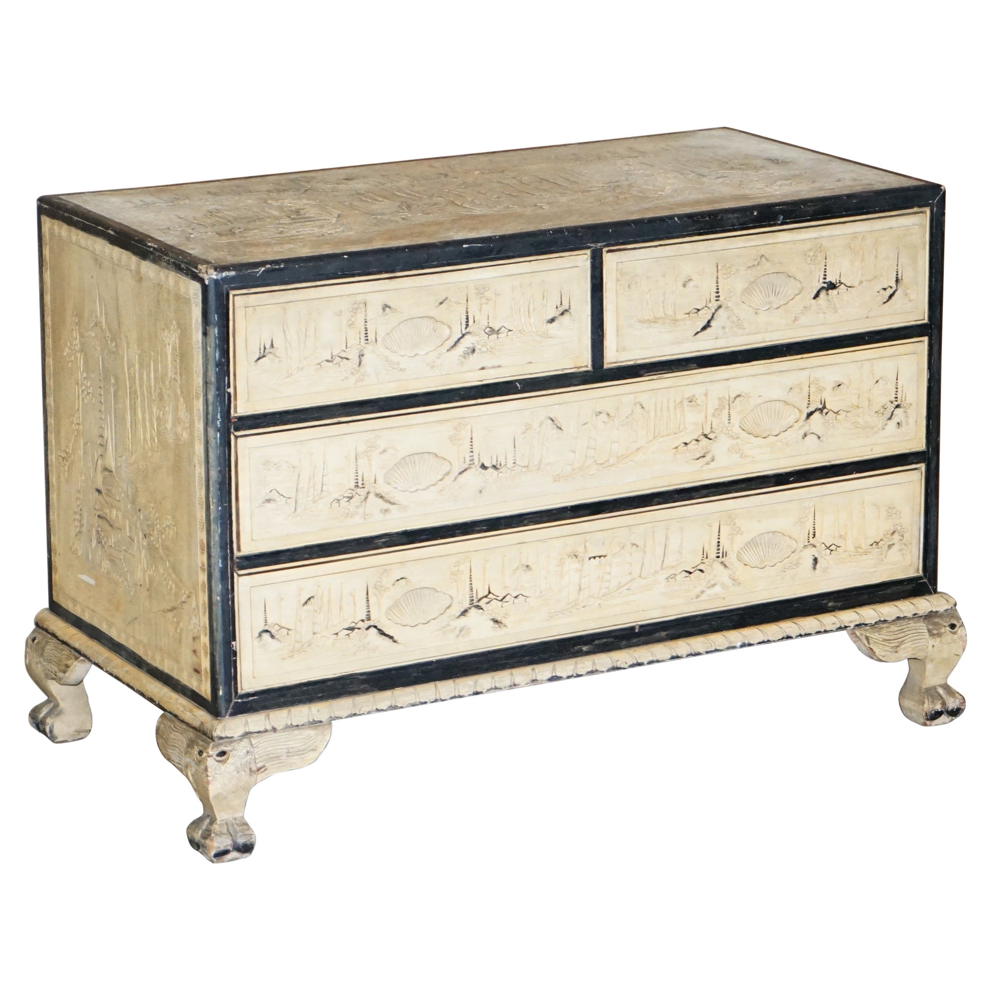Suite de commodes et coffre à tiroirs en bois de camphor très sculpté, d'exportation chinoise orientale