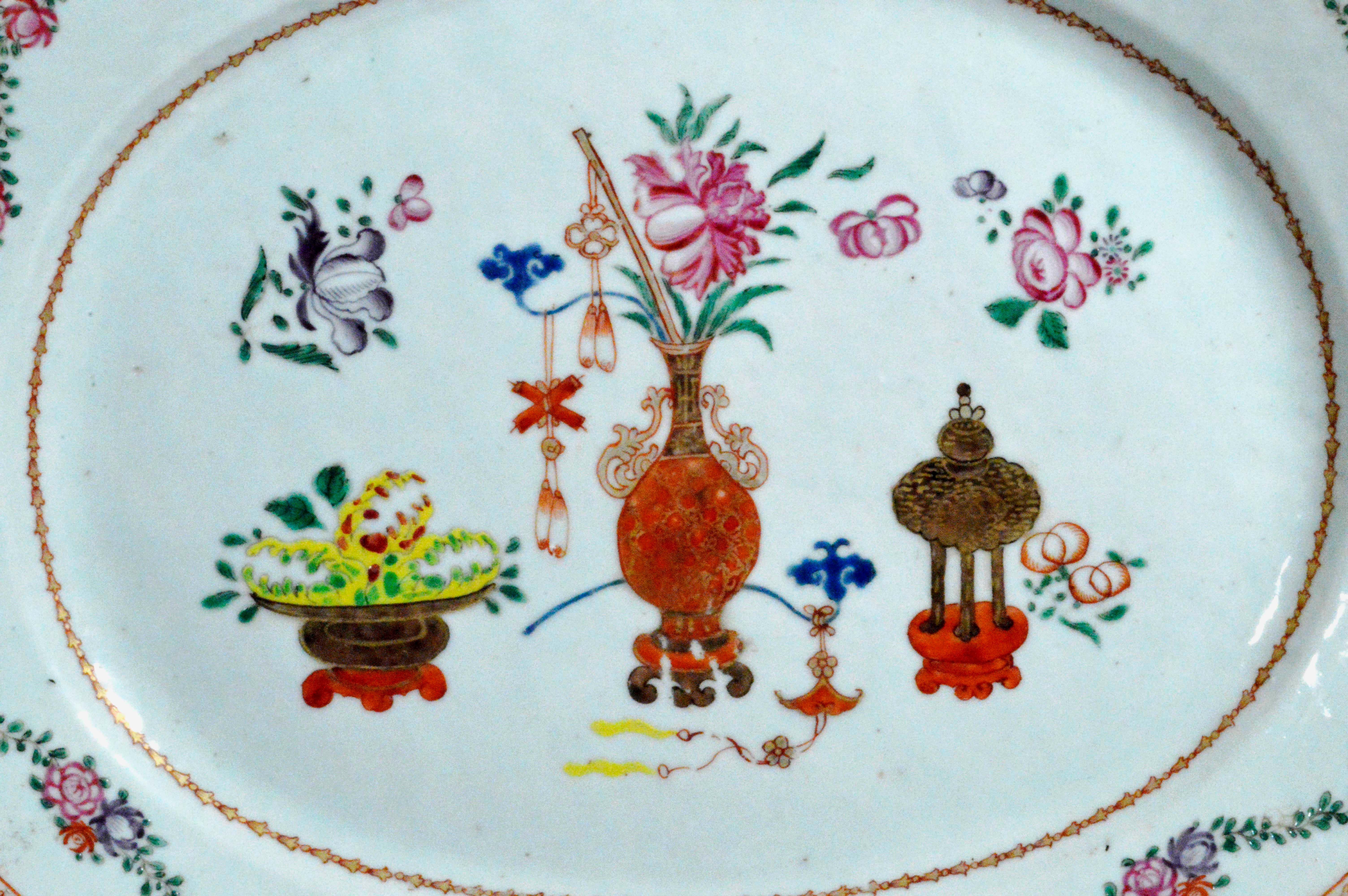 Chinese Export Porcelain Oval Famille Rose Dish In Good Condition For Sale In Downingtown, PA