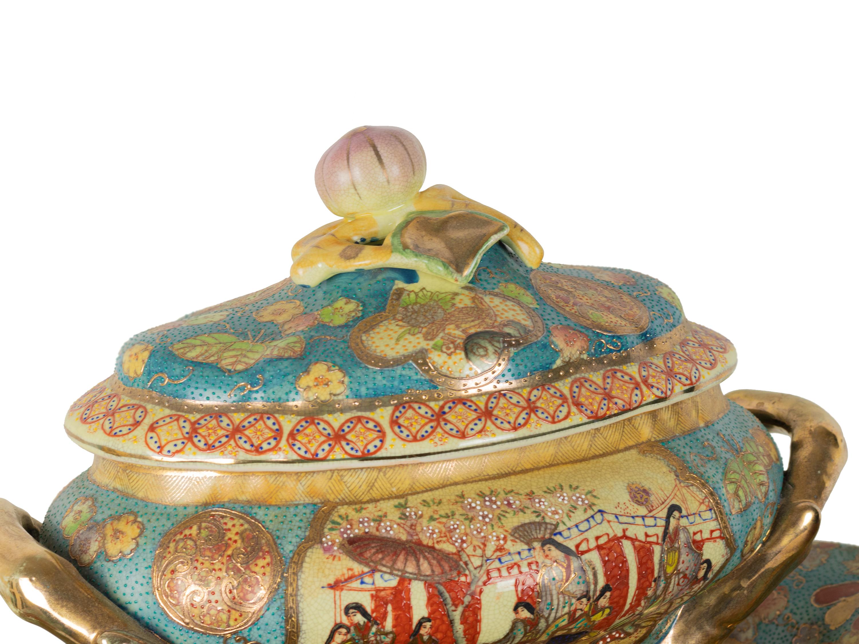 Sopera de porcelana china de exportación de principios del siglo XX con bandeja a juego, ricamente esmaltada y dorada con motivos florales y cortesanos tradicionales en relieve.

Esta espléndida sopera ovalada de cerámica ejemplifica la opulenta