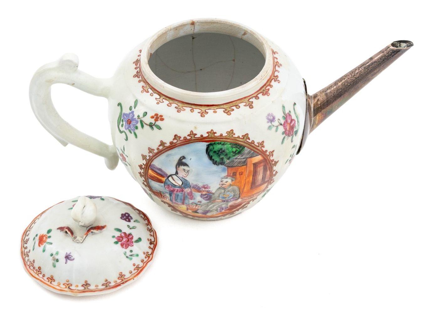 Chinese Export Painted Porcelain Articles, 2 Exportación china en venta
