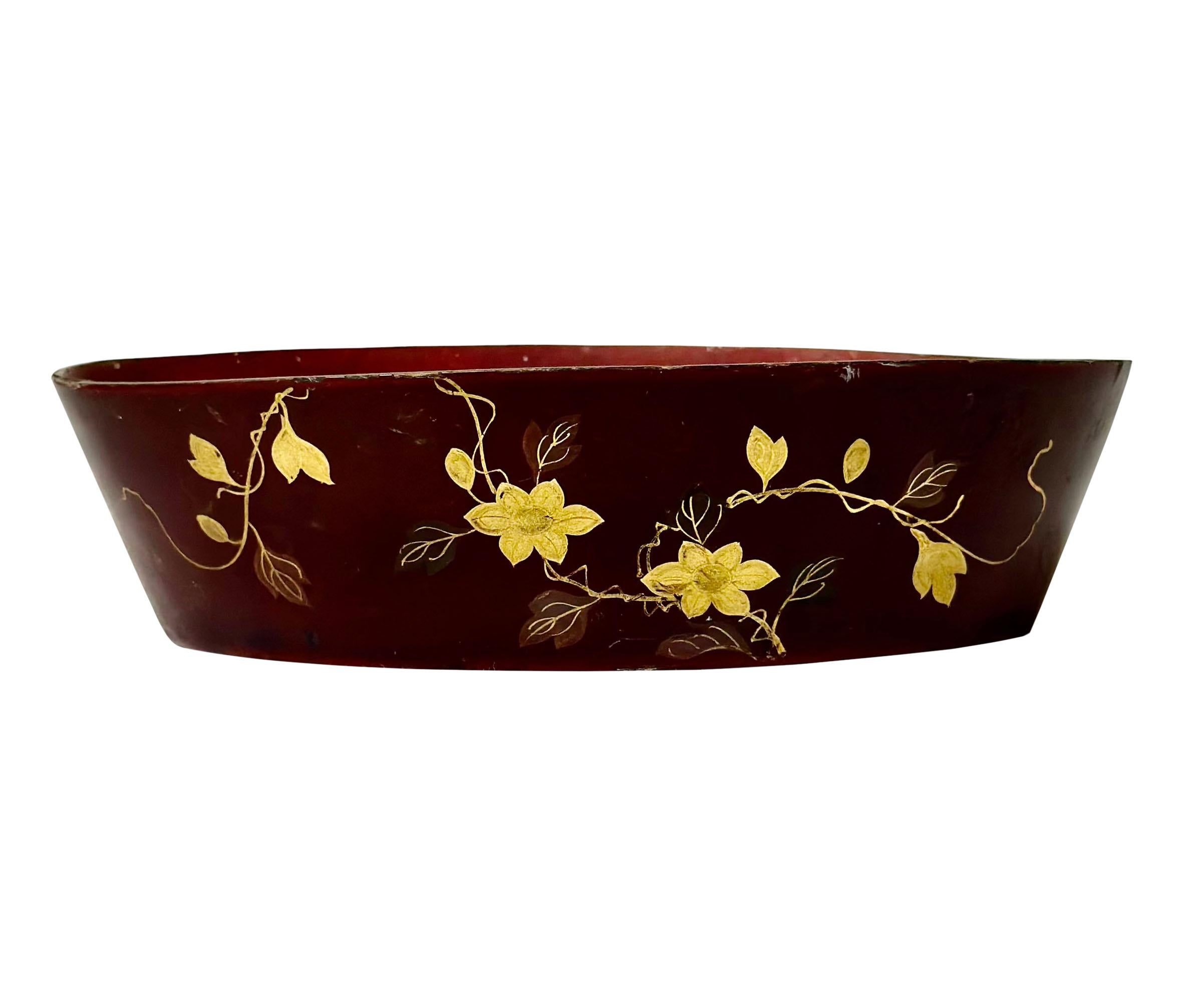Petit plat ou jardinière en papier mâché d'exportation chinoise avec un motif de fleurs en or. Il date du début du 19e siècle.