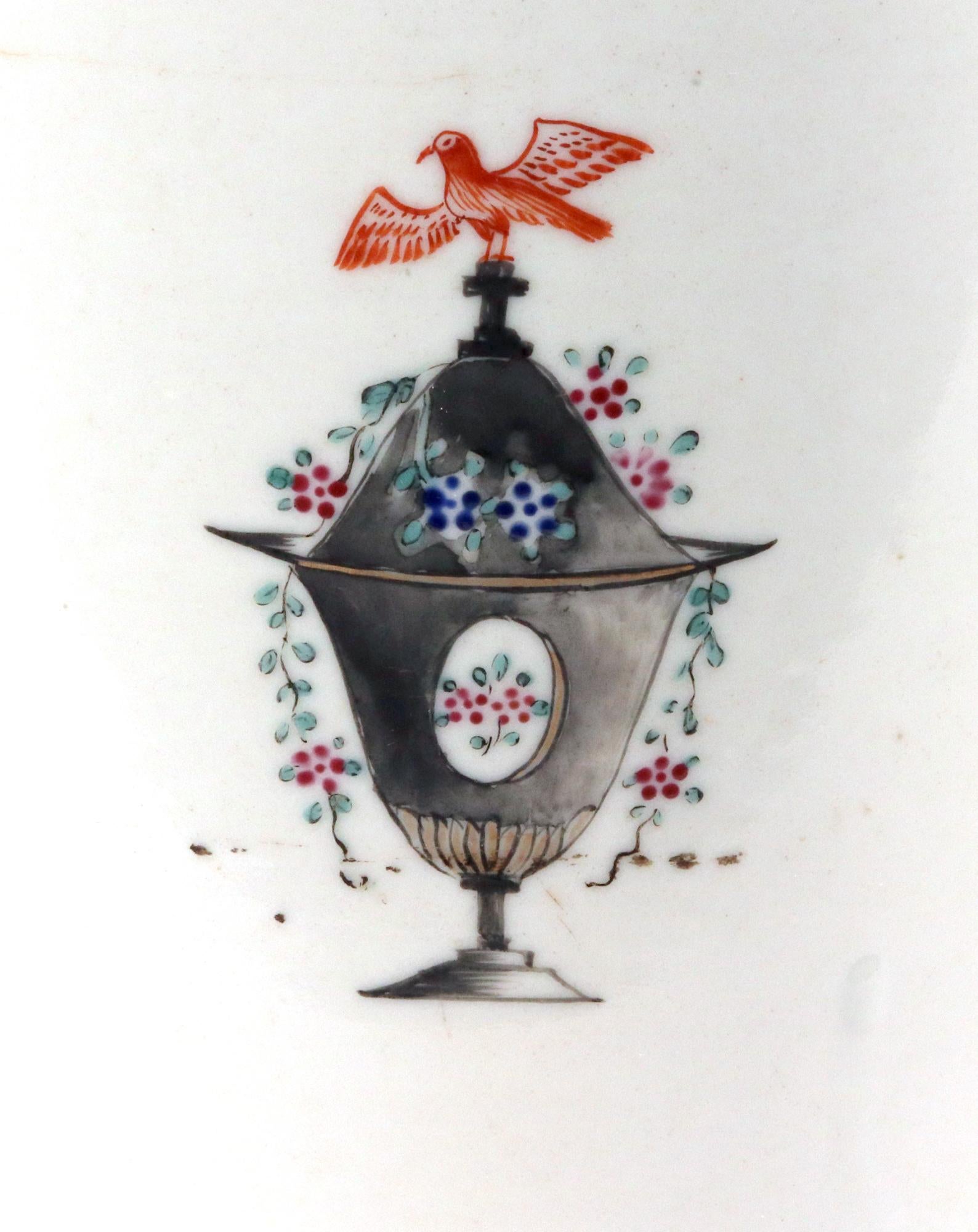 Chinese Export Porcelain American Market Chocolate Pot and Cover In Good Condition For Sale In Downingtown, PA