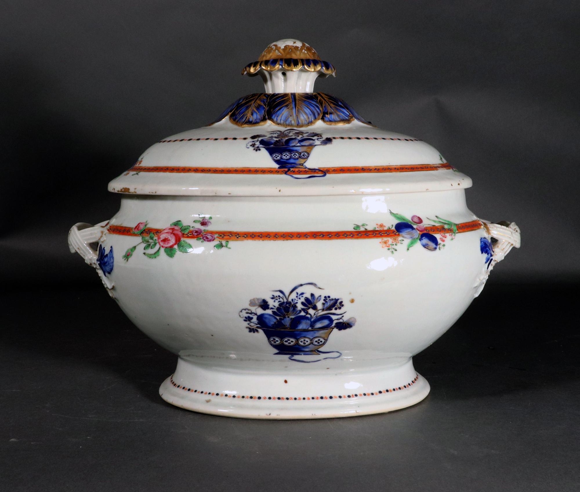 Chinese Export Porcelain American Market Soup Tureen, Cover and Stand In Good Condition For Sale In Downingtown, PA