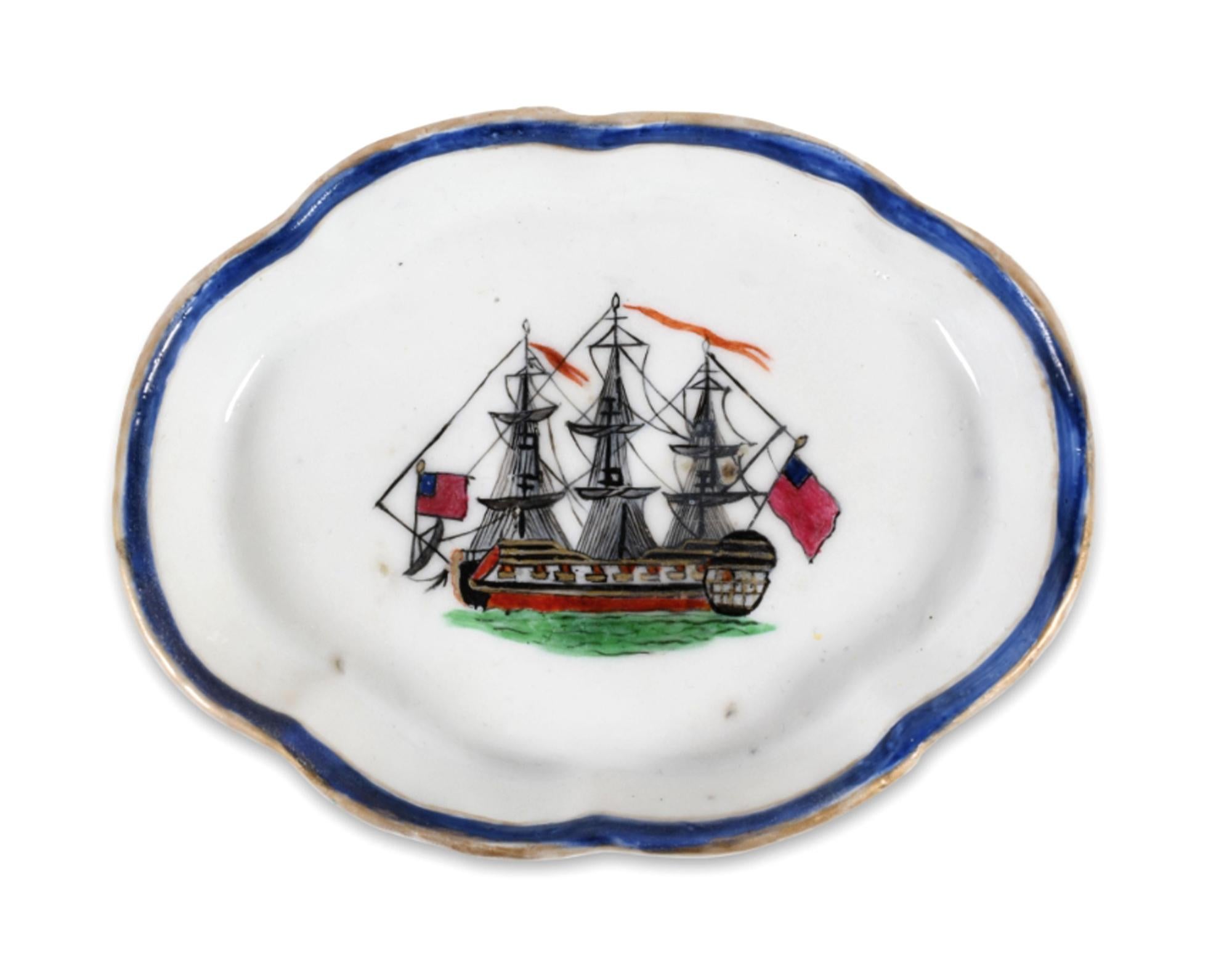 Chinesische Export Porzellan amerikanischen Markt Schiff Löffel Tablett,
CIRCA 1785-90

Das Löffeltablett aus chinesischem Exportporzellan ist in Famille Rose mit einem amerikanischen Dreimastschiff unter vollen Segeln bemalt.    Das Schiff segelt