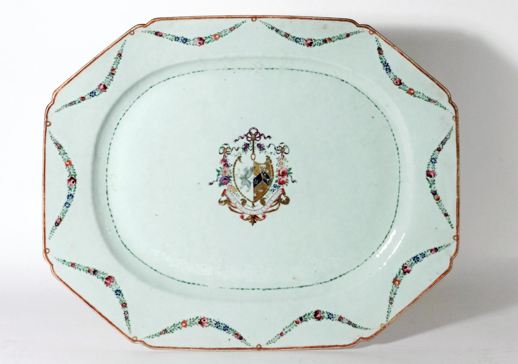 Große chinesische Export Porzellan Wappen Schale
Morgan spießt das Wappen von Warton auf,
CIRCA 1780

Eine große rechteckige China-Export-Platte mit abgeschrägten Ecken, Blumenbordüre, zentralem Wappen und Orangenschalenglasur. 

Das Wappen mit dem