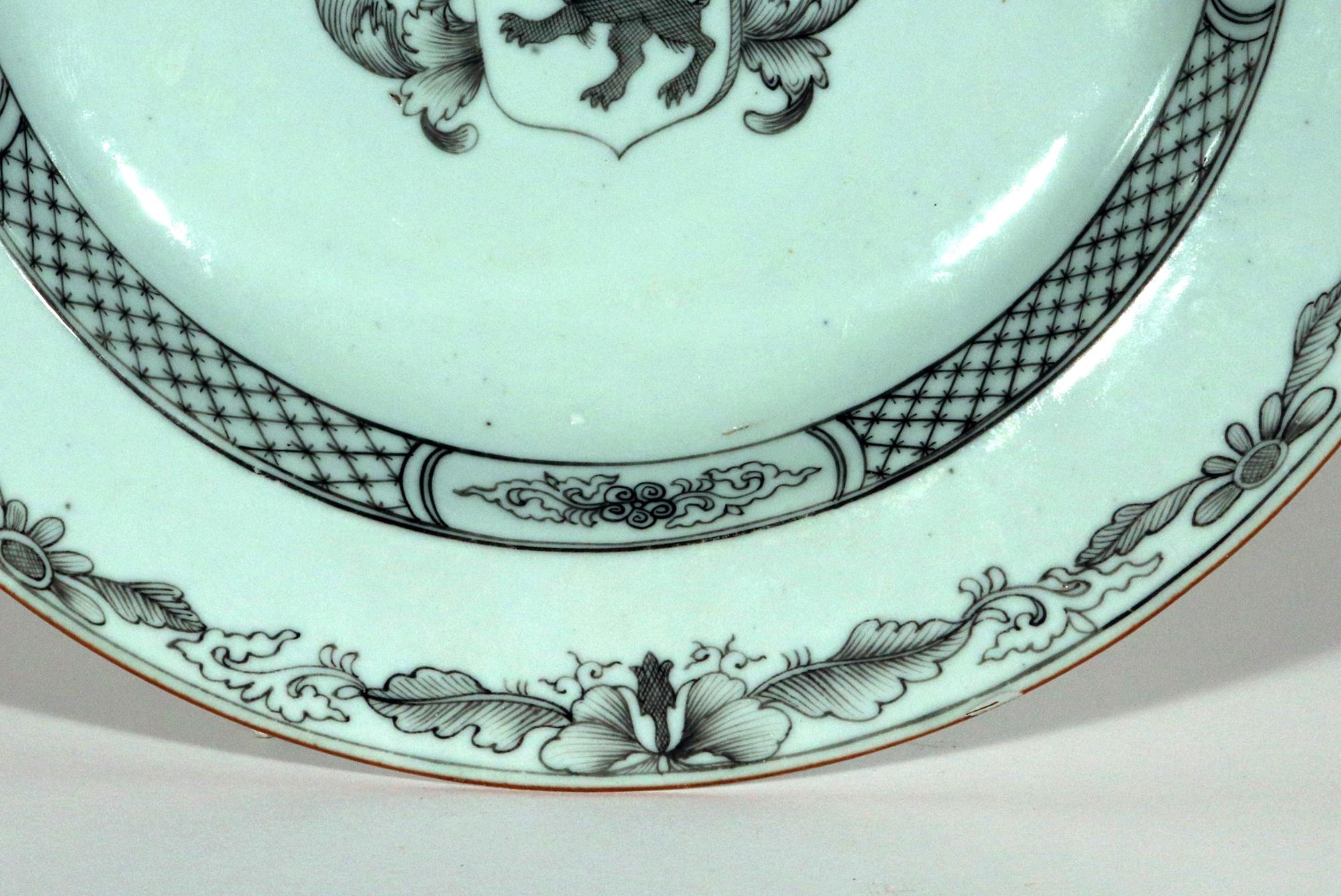 Chinesische Export-Porzellan-Wappenwappen En Grisaille-Suppenteller (Mitte des 18. Jahrhunderts) im Angebot