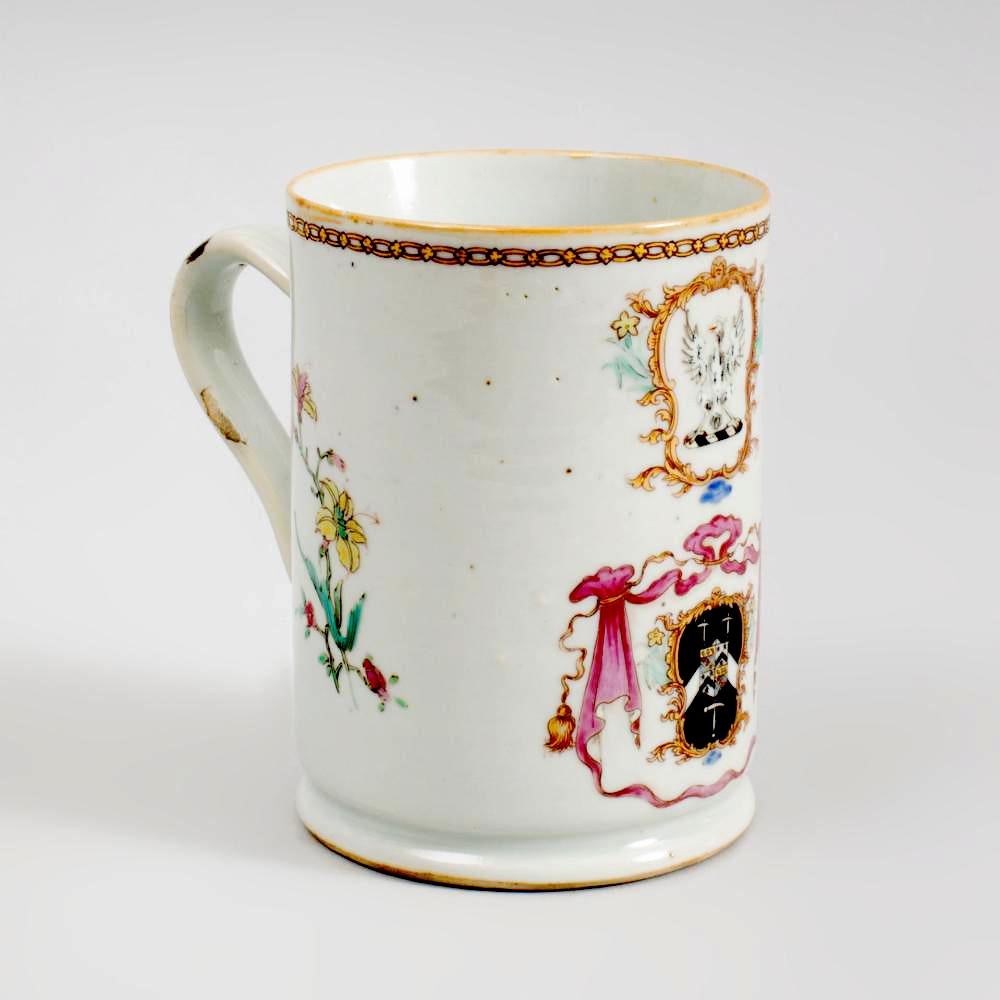 Chinese export porcelain armorial tankard,
Mosey with Pulleyne in Prentice,
circa 1755.

The Chinese Export Tankard unusually painted with both a large armorial and a large crest below a gilt chain band around the rim. Large Famille Rose sprays