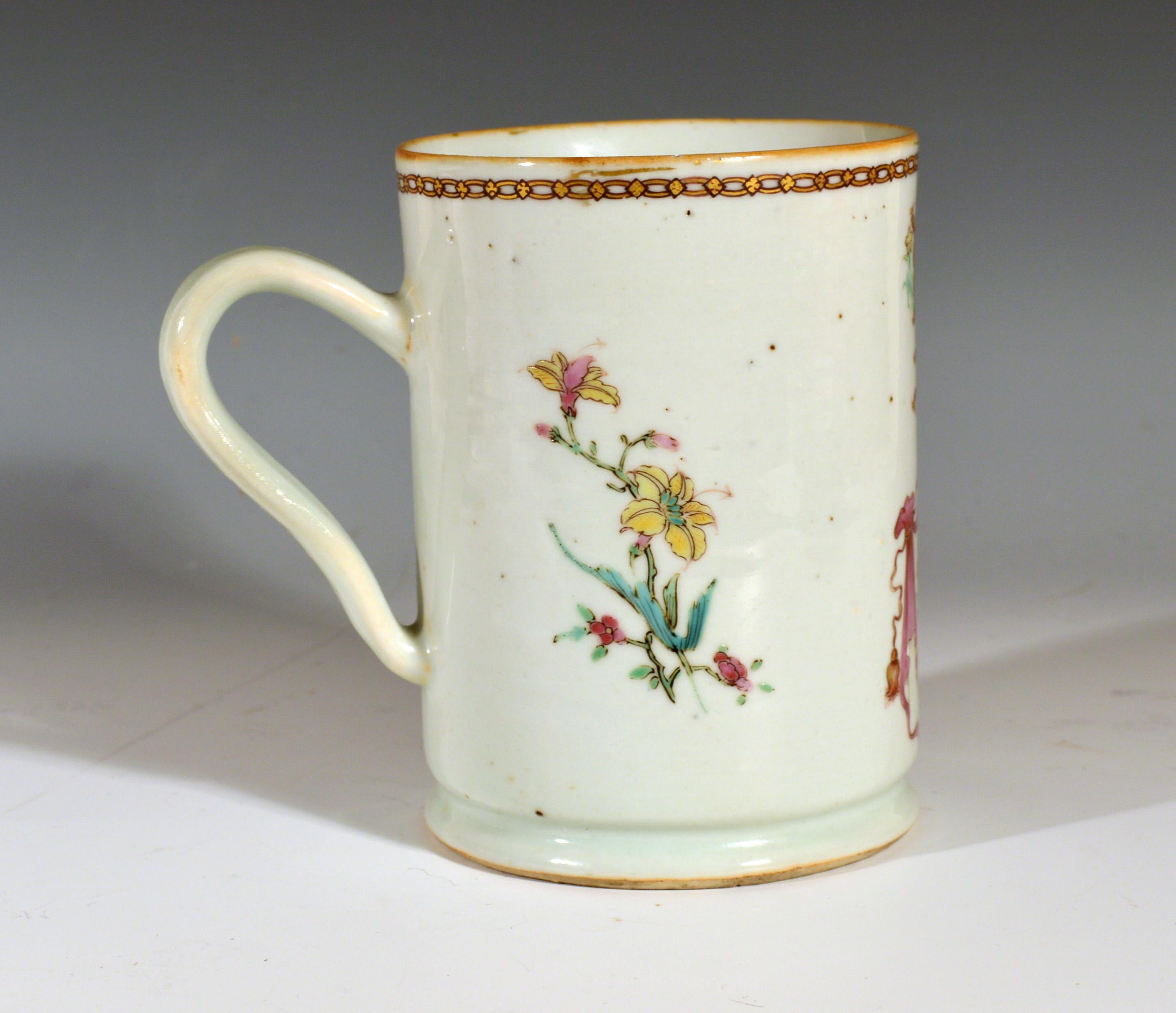 Exportation chinoise Tankard armorié en porcelaine d'exportation chinoise, chariot avec bras en avant en vente
