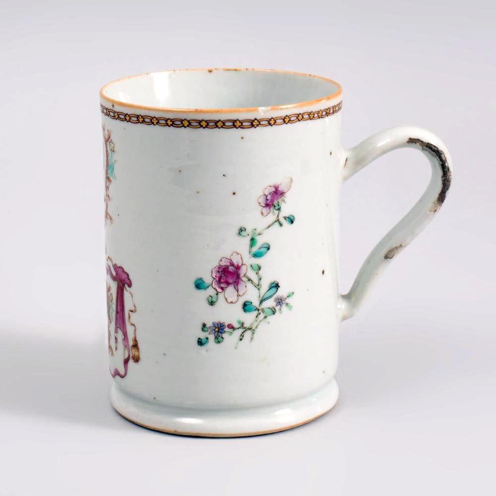 Tankard armorié en porcelaine d'exportation chinoise, chariot avec bras en avant en vente 1