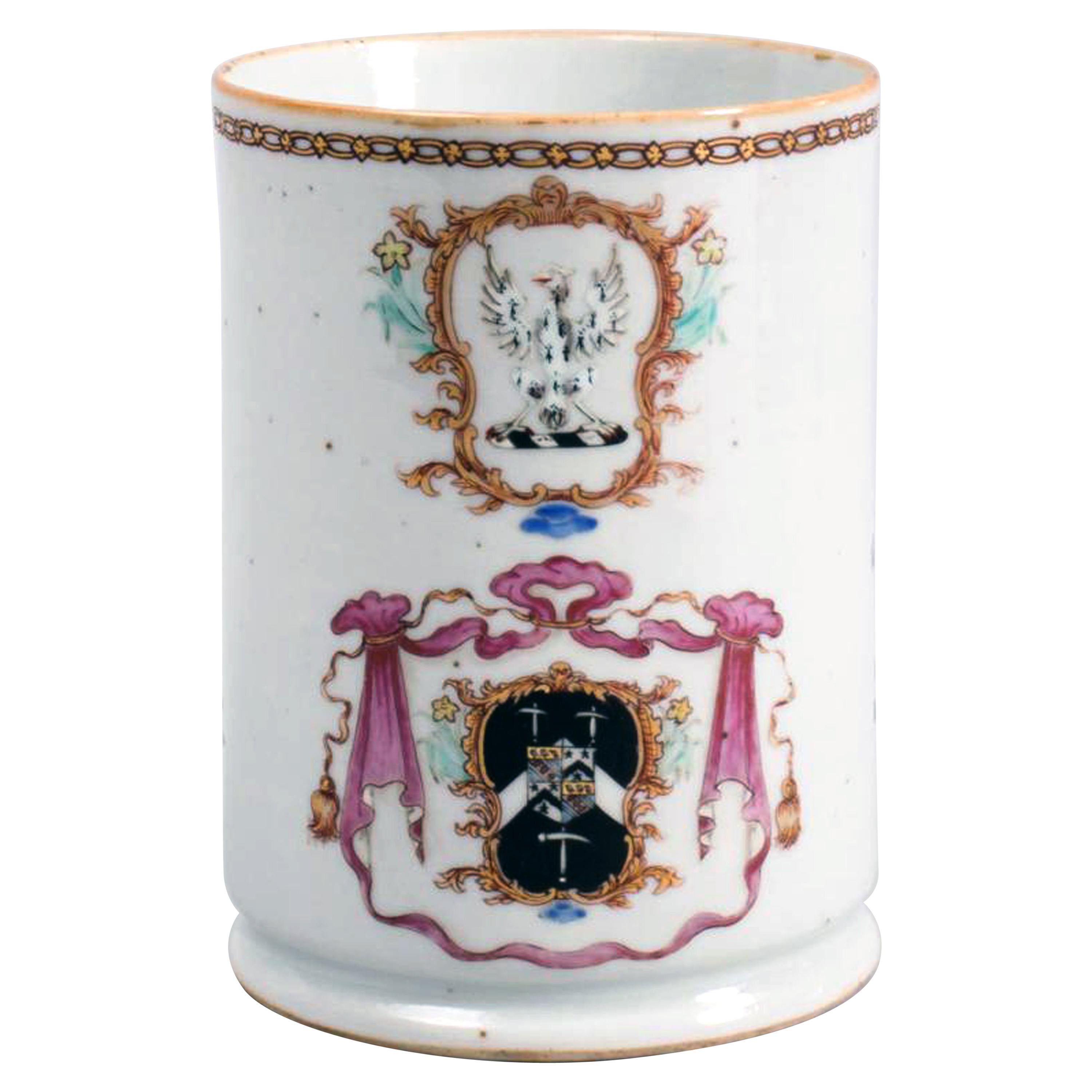 Tankard armorié en porcelaine d'exportation chinoise, chariot avec bras en avant