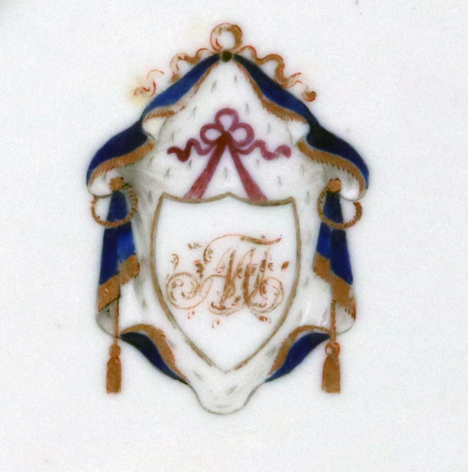Chinesische Wappen-Teeschale und Untertasse aus Export-Porzellan mit Initialen MJ im Zustand „Gut“ im Angebot in Downingtown, PA