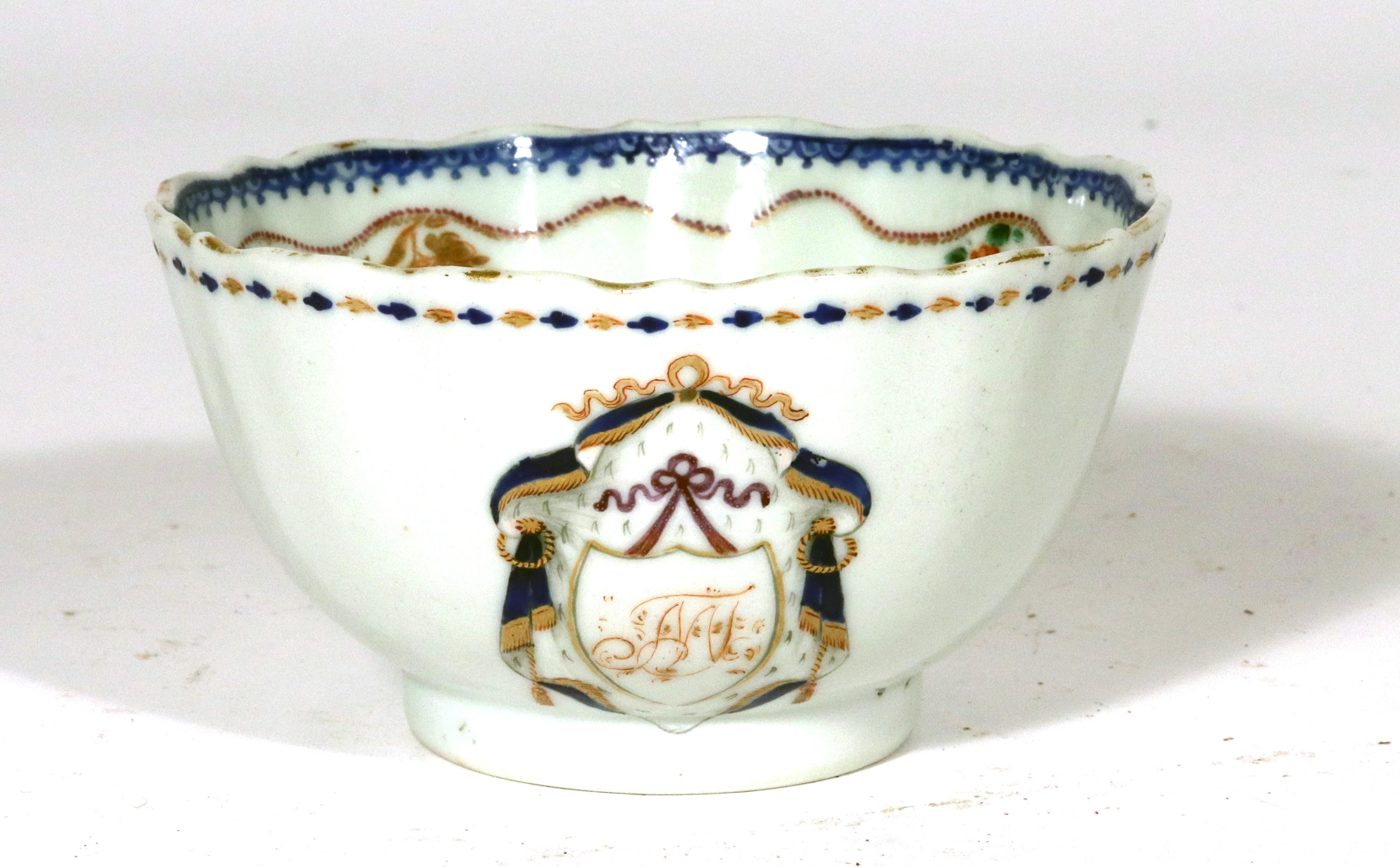 Chinesische Wappen-Teeschale und Untertasse aus Export-Porzellan mit Initialen MJ (18. Jahrhundert) im Angebot