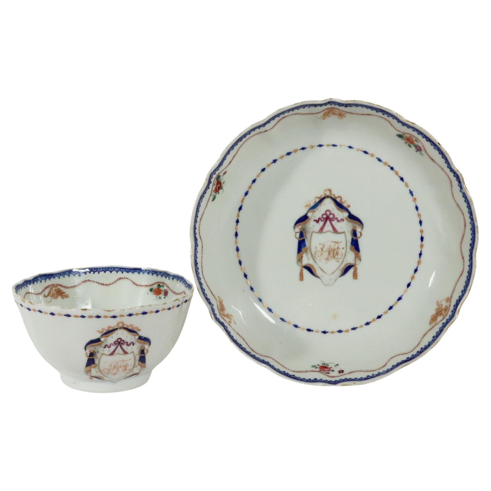 Chinesische Wappen-Teeschale und Untertasse aus Export-Porzellan mit Initialen MJ im Angebot