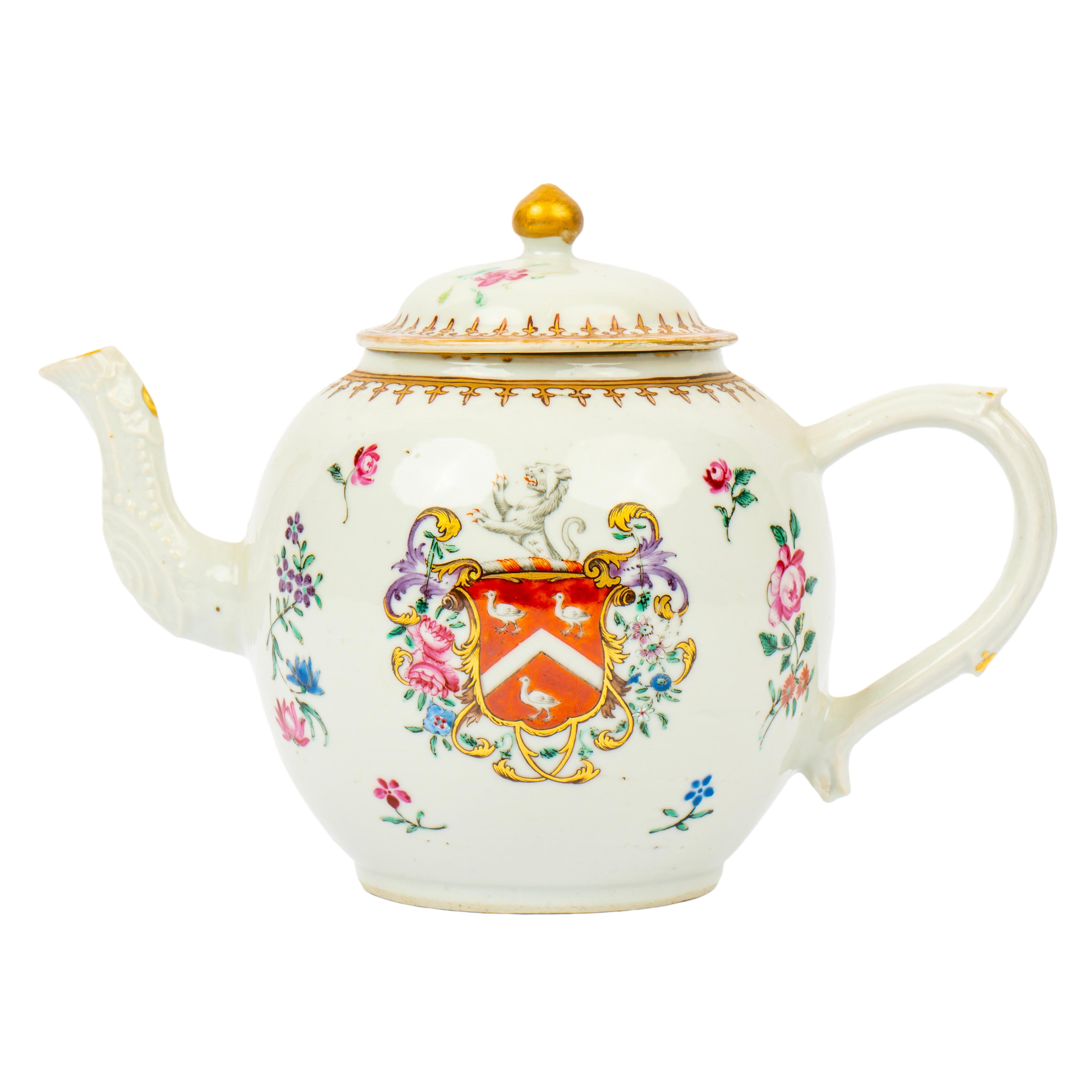 Chinese Export Porcelain Armorial Tea Pot Qianlong period, circa 1765 In Good Condition For Sale In St. Catharines, ON
