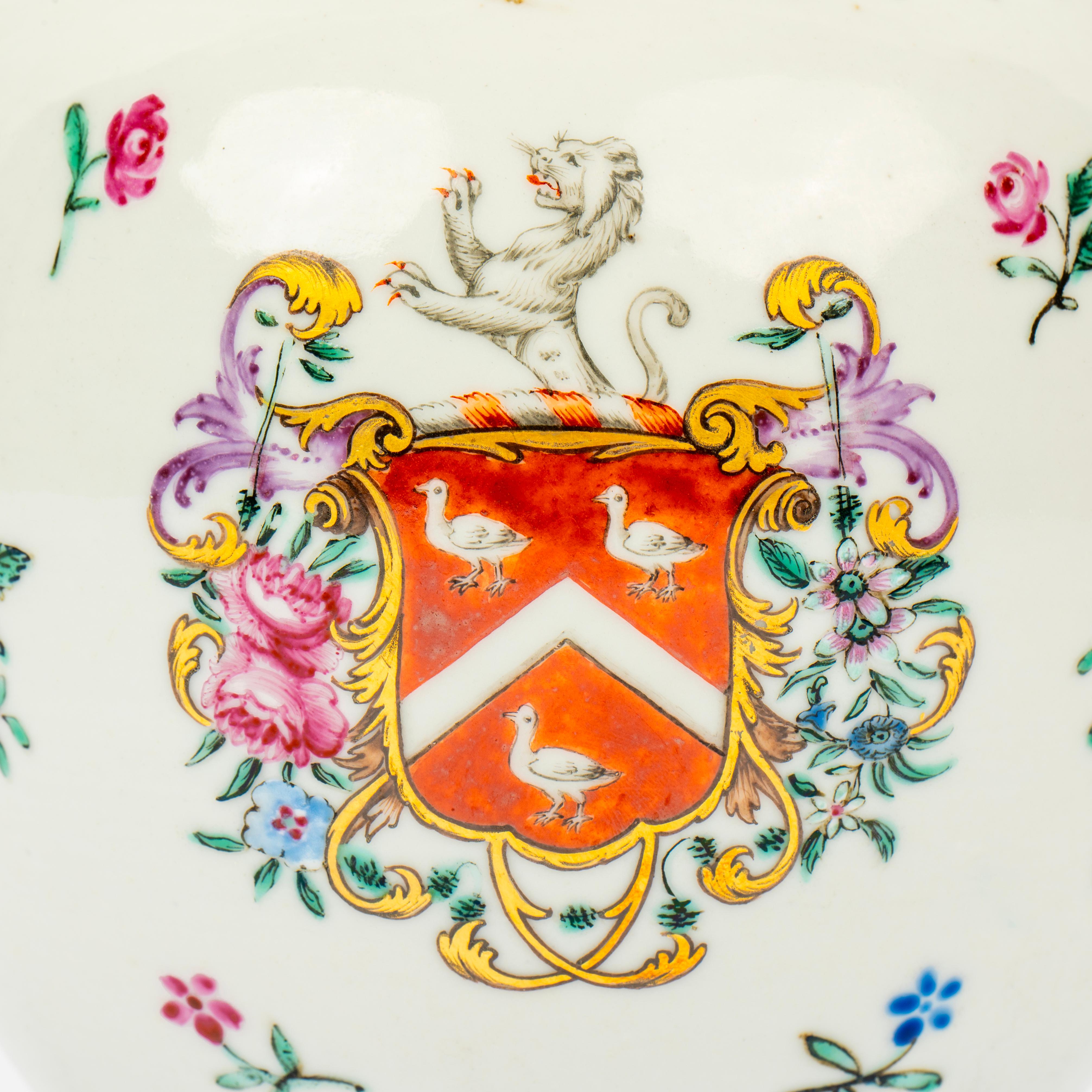 Chinese Export Porcelain Armorial Tea Pot Qianlong period, circa 1765 For Sale 2