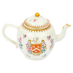 Teiera da esportazione cinese in porcellana con stemma Periodo Qianlong, circa 1765
