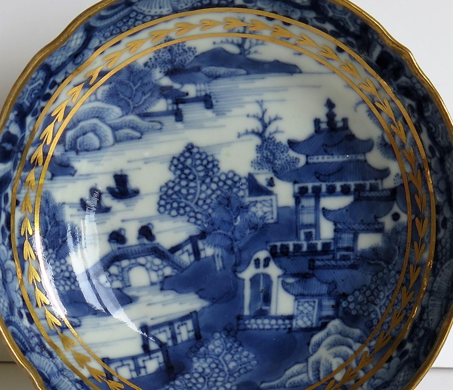 Chinese Export Porcelain Berry Bowl or Dish Blue and White Gilded, Qing 4