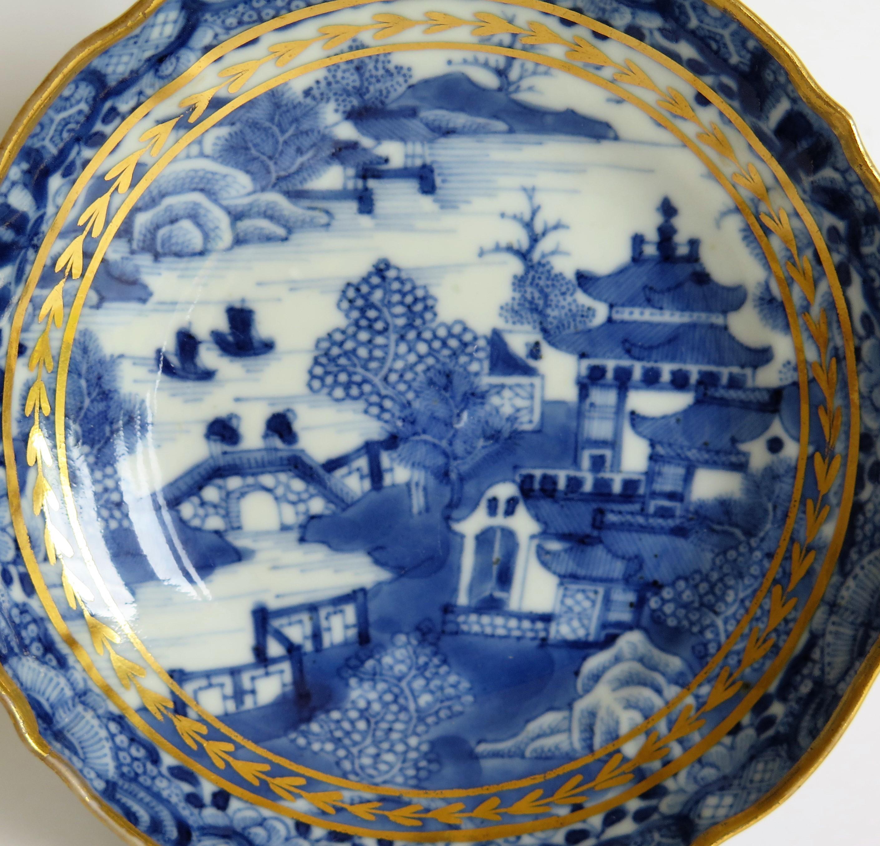 Chinese Export Porcelain Berry Bowl or Dish Blue and White Gilded, Qing 5