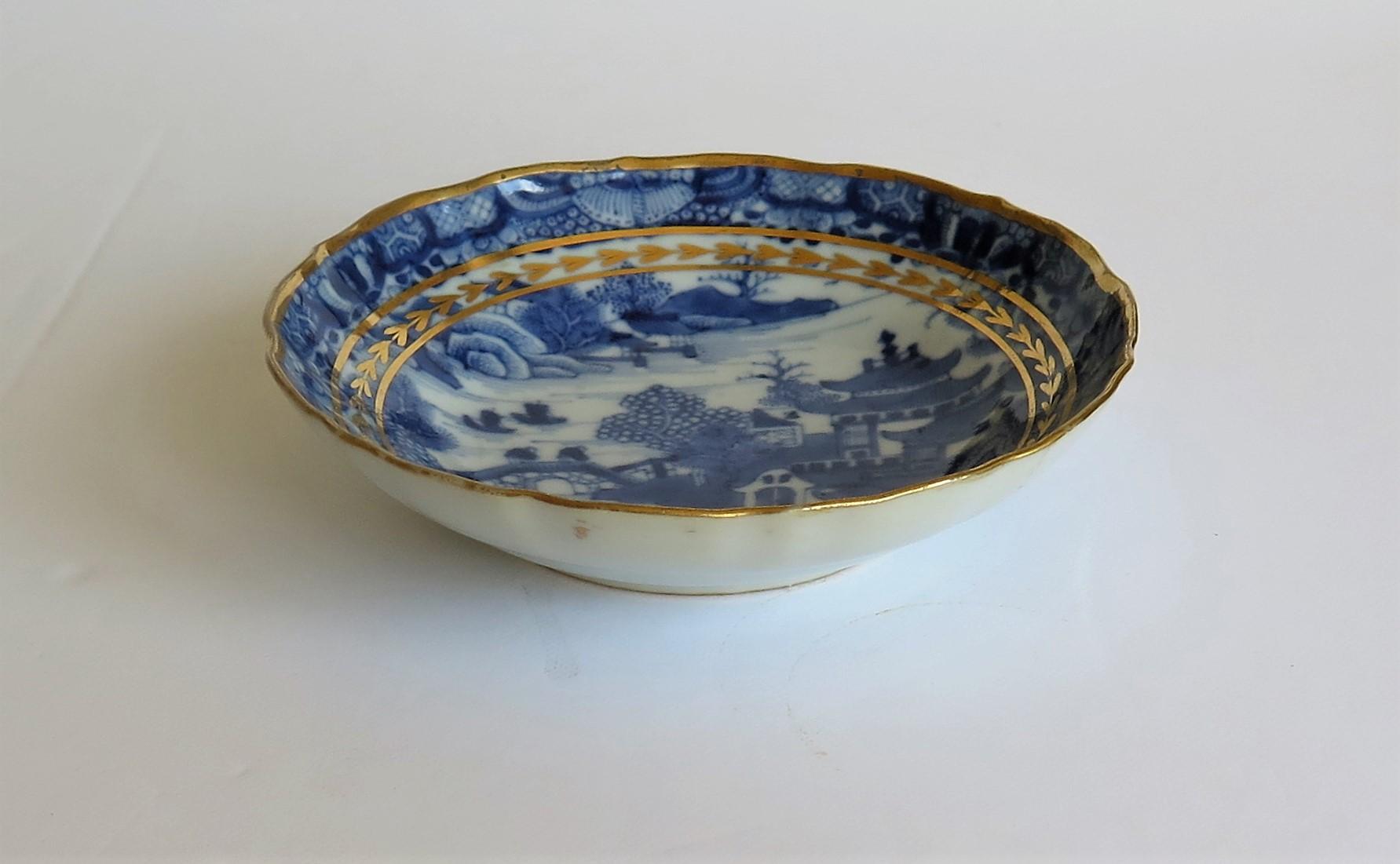 Chinese Export Porcelain Berry Bowl or Dish Blue and White Gilded, Qing 7