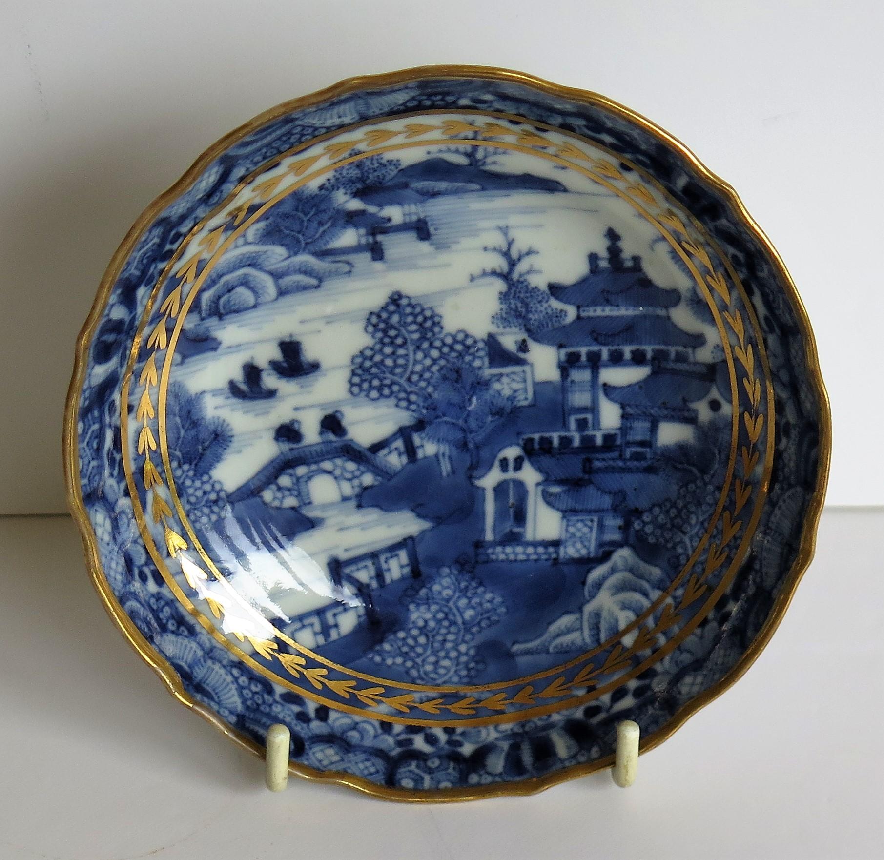 Chinese Export Porcelain Berry Bowl or Dish Blue and White Gilded, Qing In Good Condition In Lincoln, Lincolnshire