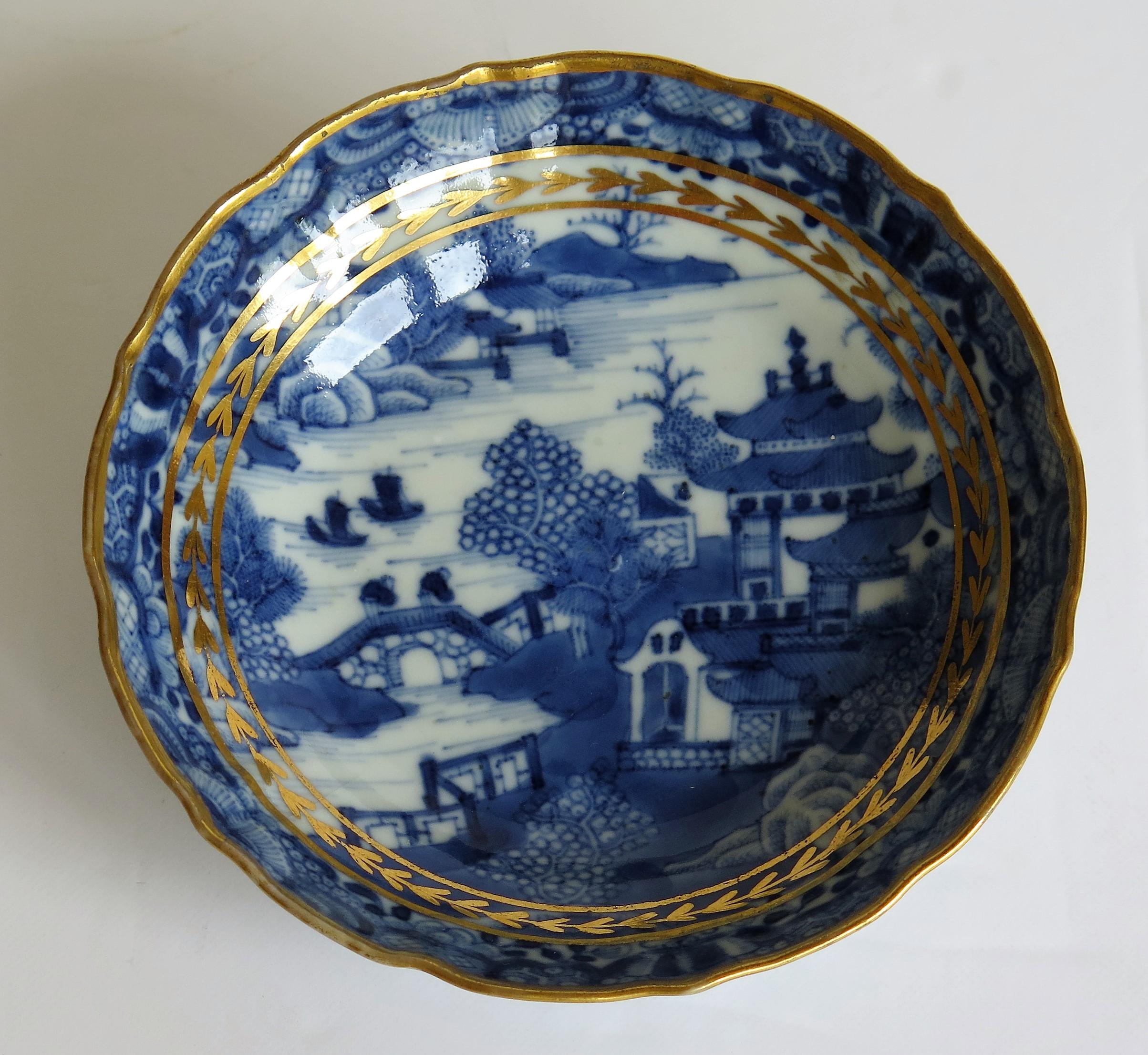 Chinese Export Porcelain Berry Bowl or Dish Blue and White Gilded, Qing 1