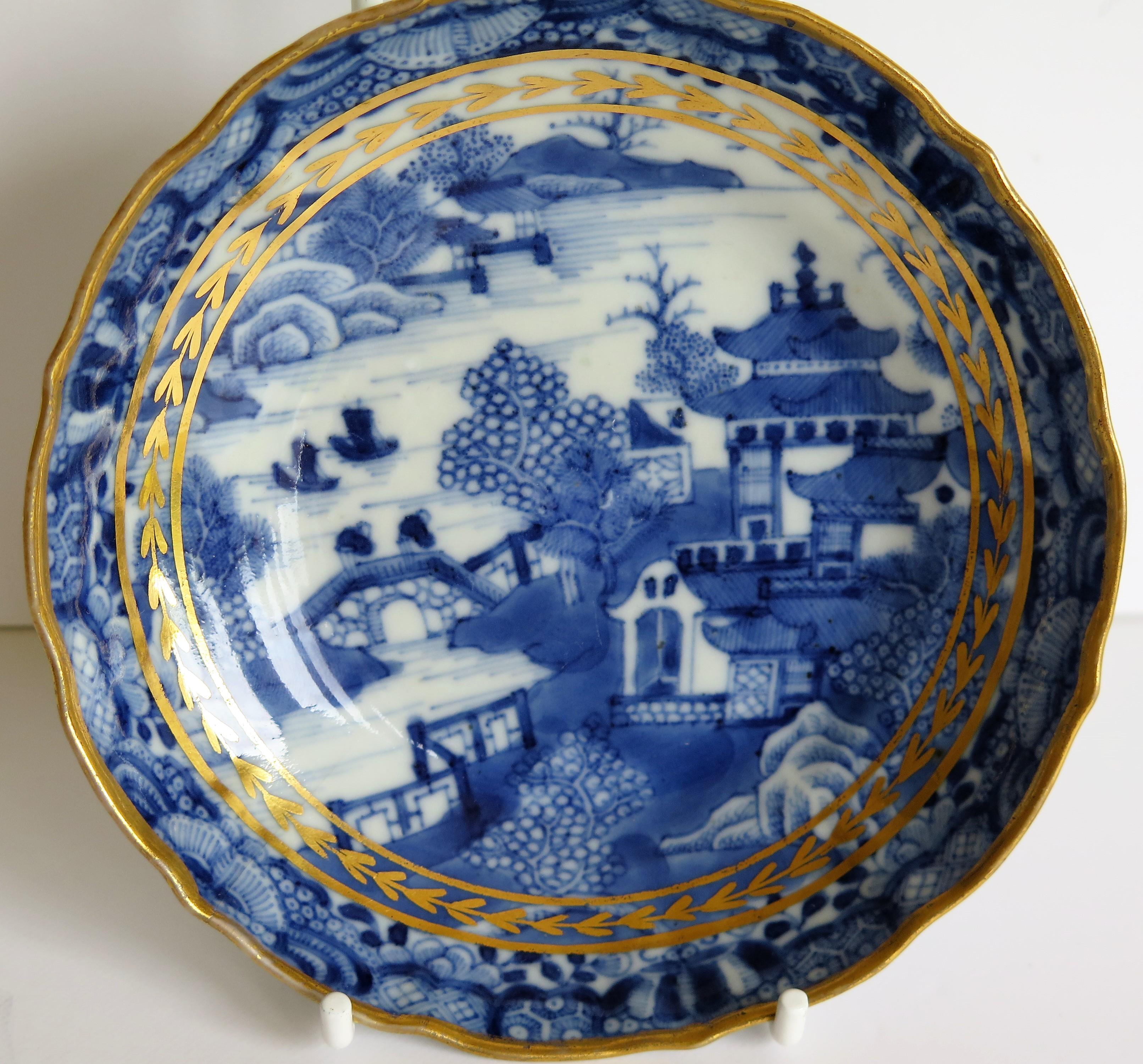 Chinese Export Porcelain Berry Bowl or Dish Blue and White Gilded, Qing 2