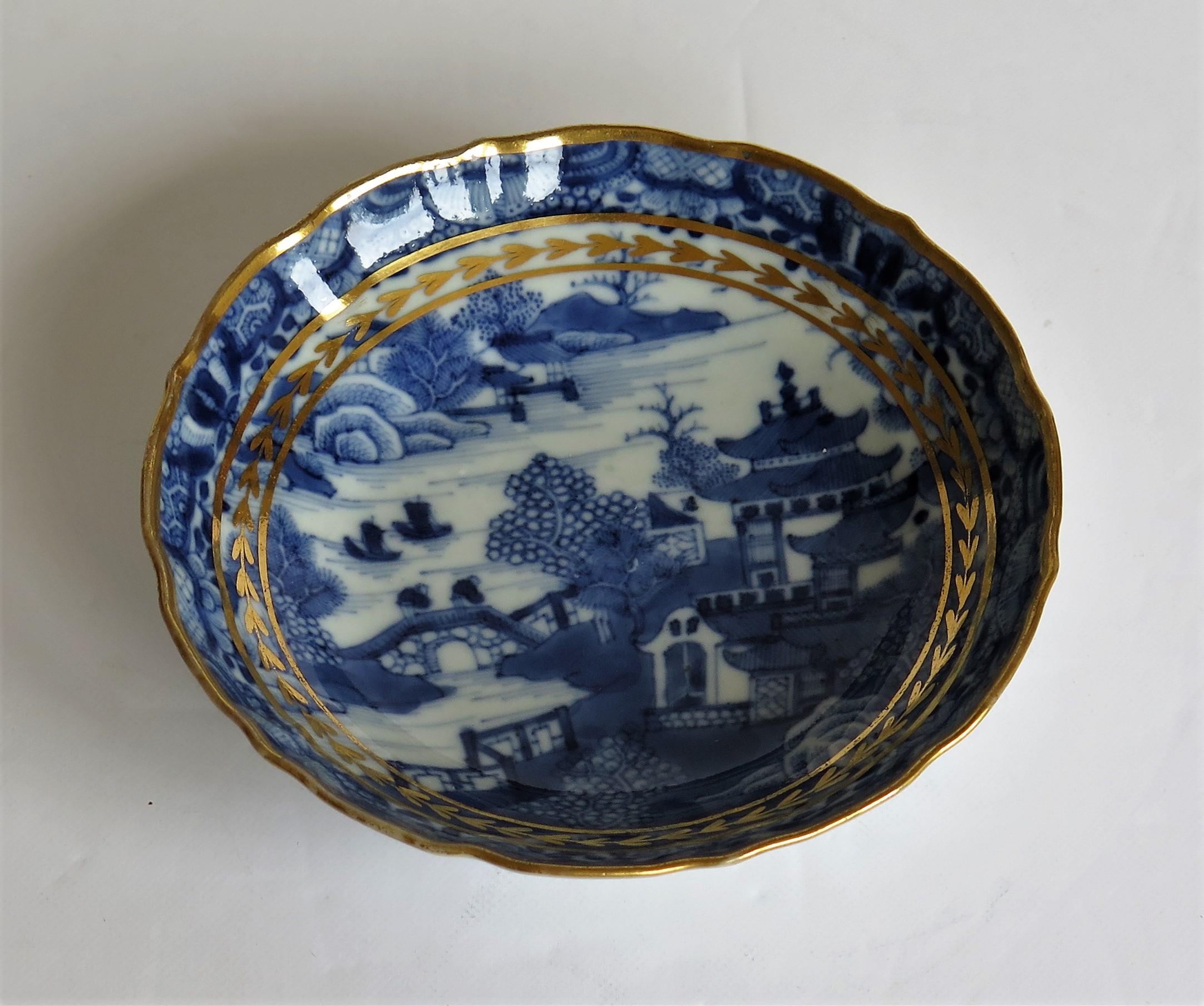 Chinese Export Porcelain Berry Bowl or Dish Blue and White Gilded, Qing 3