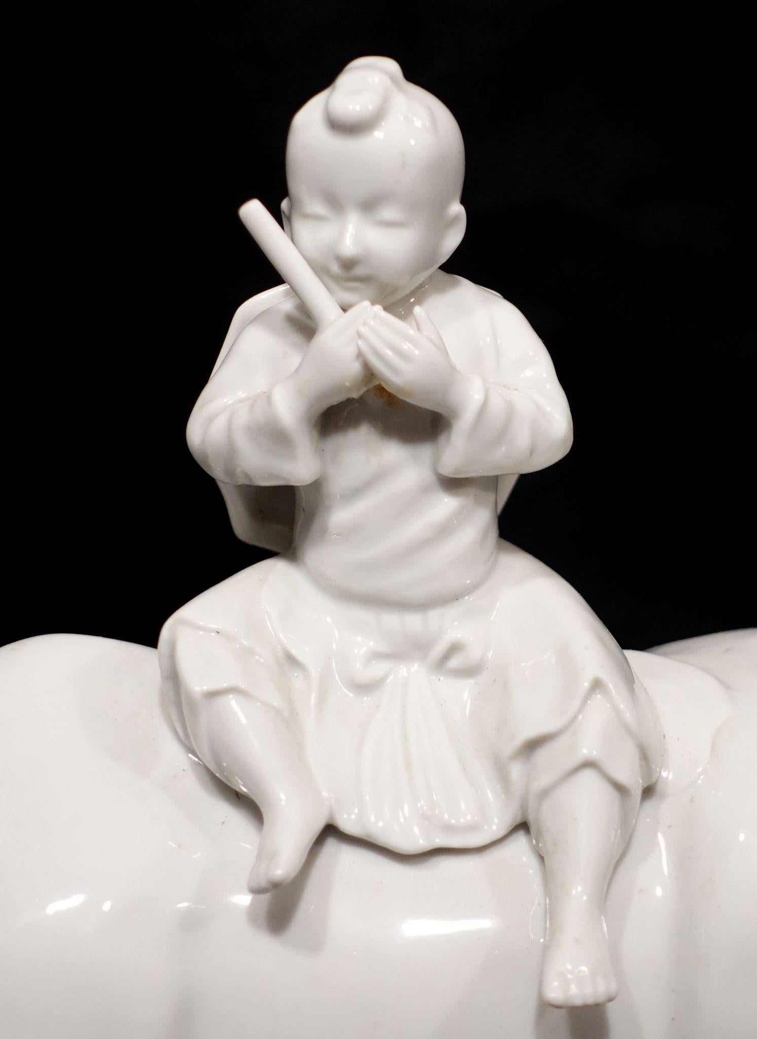 Fait main Porcelaine d'exportation chinoise Blanc de chine avec enfant chevauchant en vente