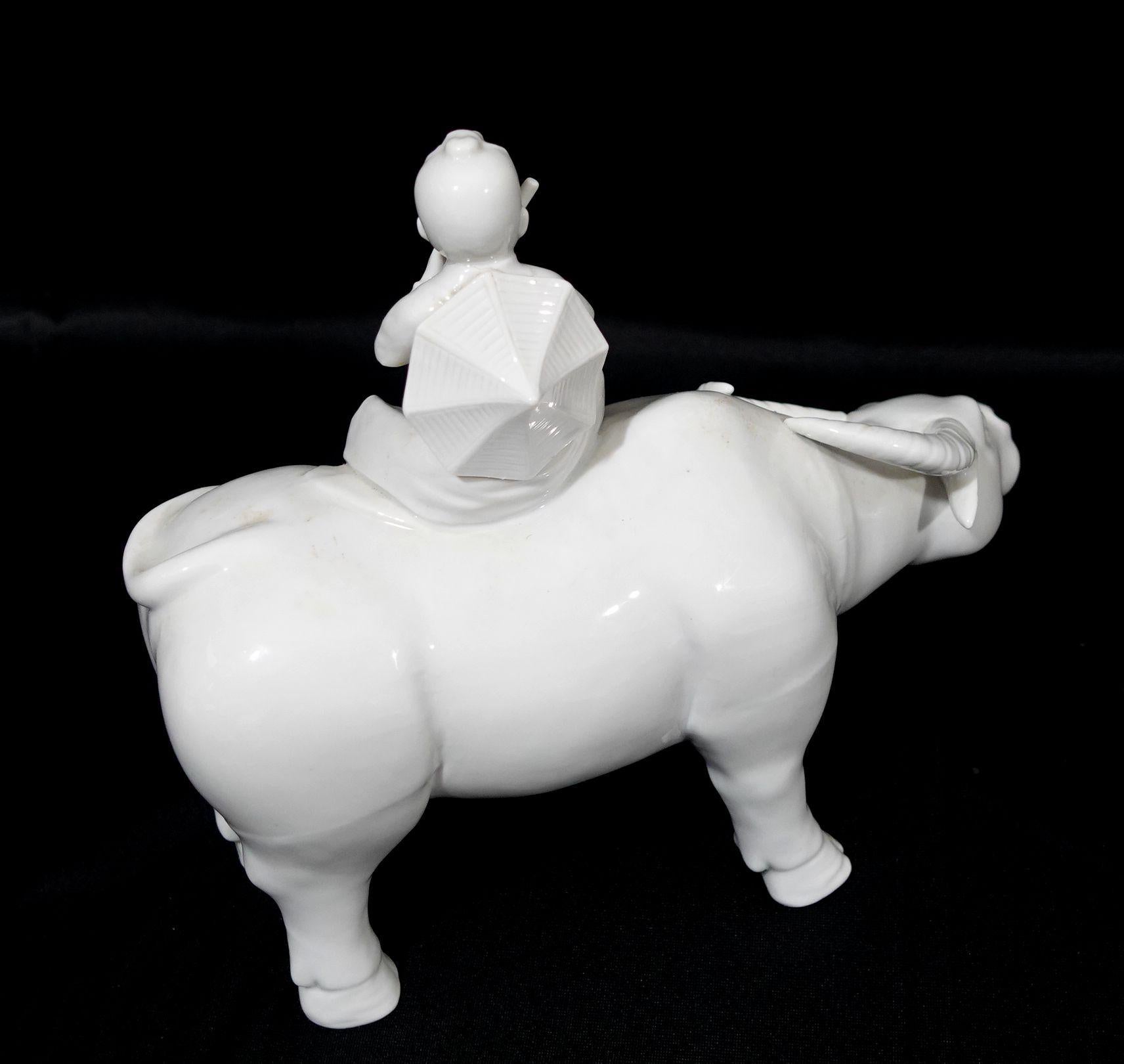 Laiton Porcelaine d'exportation chinoise Blanc de chine avec enfant chevauchant en vente