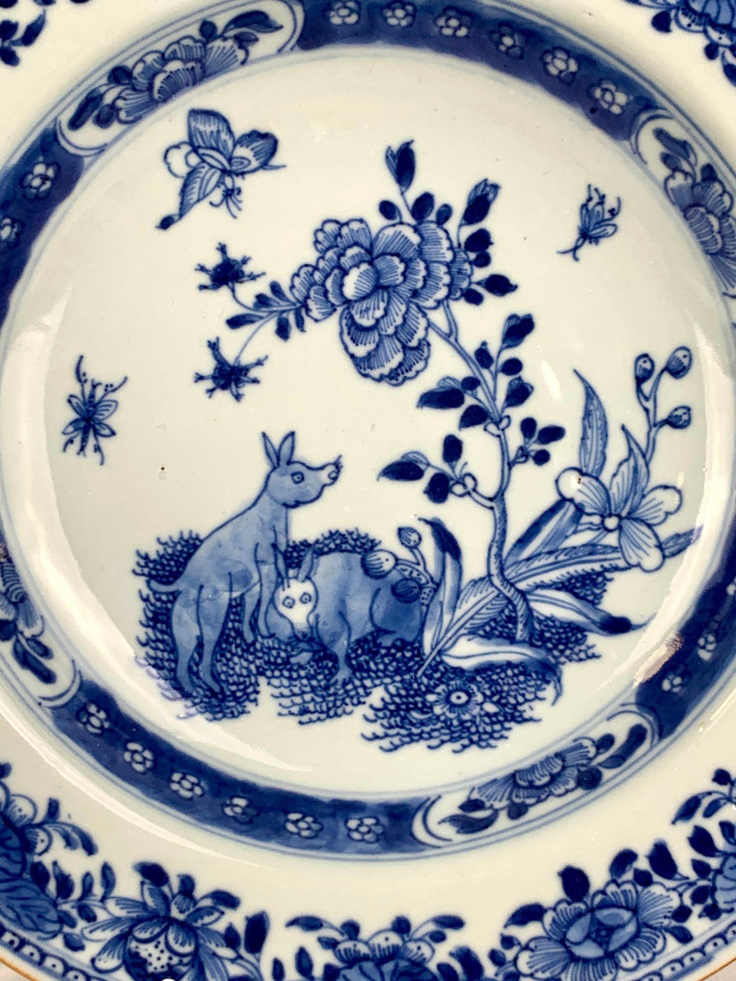 Este plato de porcelana china de exportación azul y blanca del siglo XVIII fue pintado a mano en azul bajo vidriado, hacia 1780.
La caprichosa escena central representa a dos ciervos estilizados bajo un árbol en flor.
Los ciervos están representados