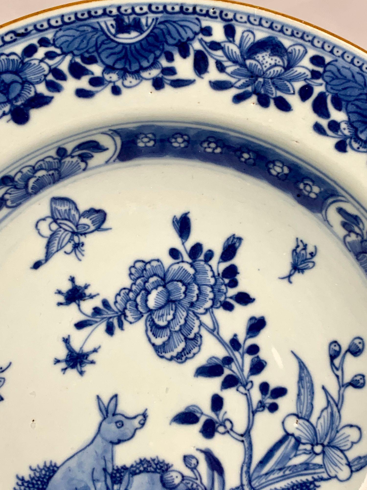 Plato de porcelana china de exportación azul y blanca con ciervo Siglo XVIII Circa 1780 Exportación china en venta