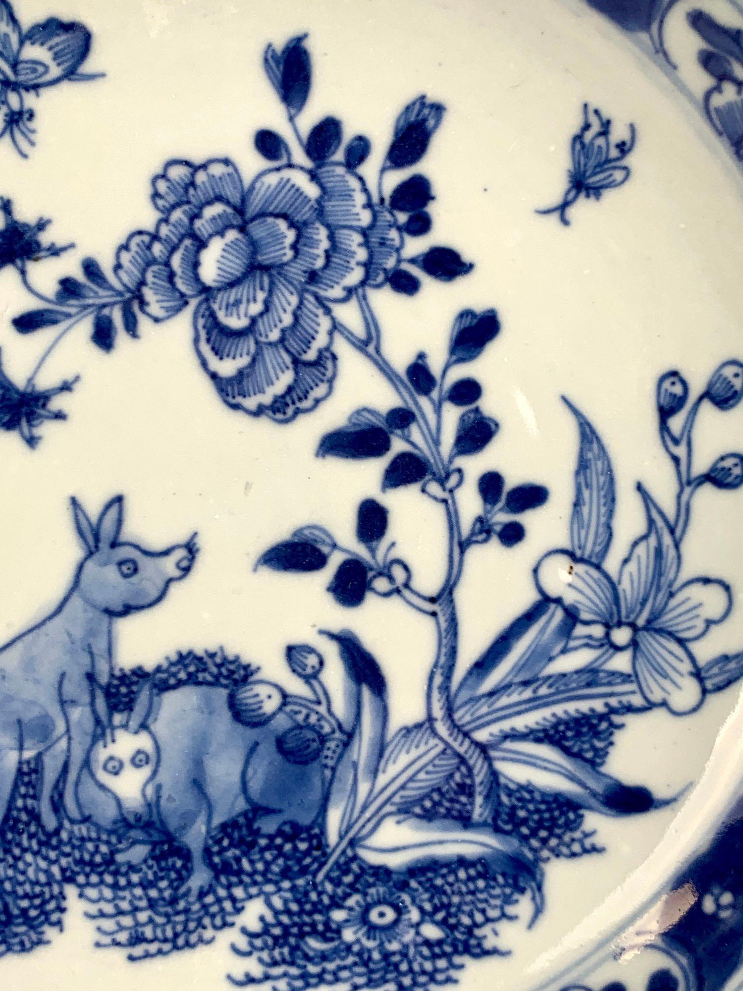 Plato de porcelana china de exportación azul y blanca con ciervo Siglo XVIII Circa 1780 Chino en venta