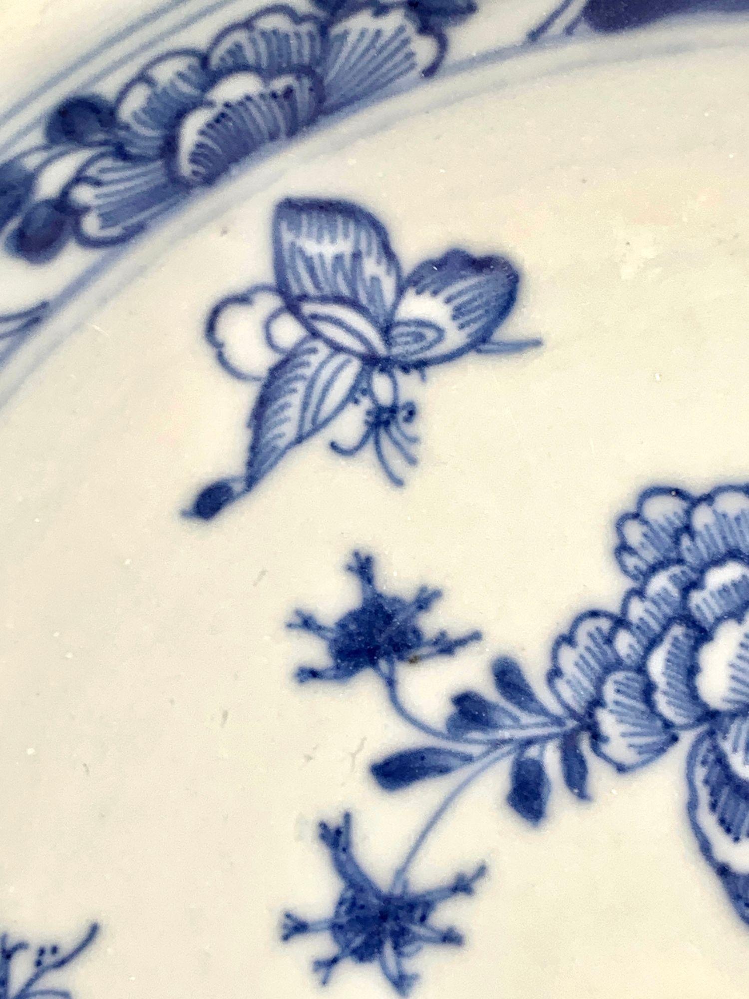 Plato de porcelana china de exportación azul y blanca con ciervo Siglo XVIII Circa 1780 Pintado a mano en venta