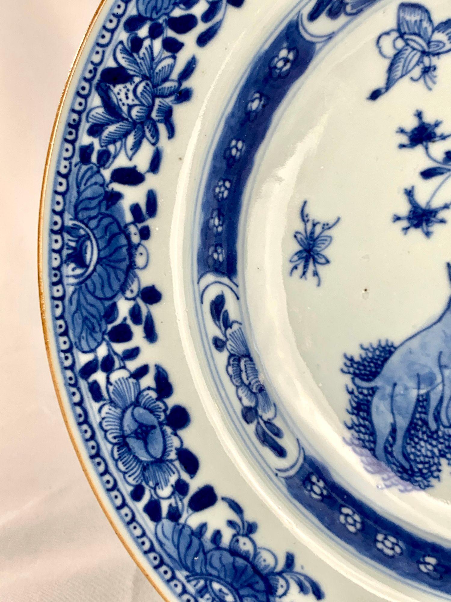 Plato de porcelana china de exportación azul y blanca con ciervo Siglo XVIII Circa 1780 en Excelente estado para la venta en Katonah, NY