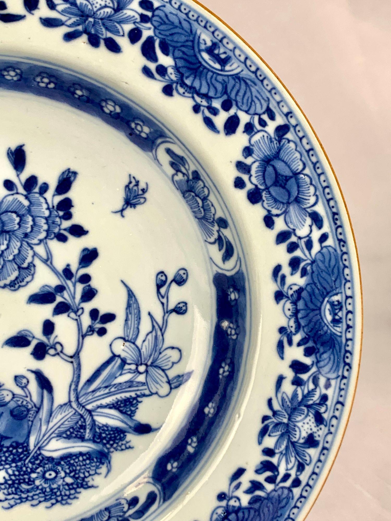 Plato de porcelana china de exportación azul y blanca con ciervo Siglo XVIII Circa 1780 siglo XVIII en venta