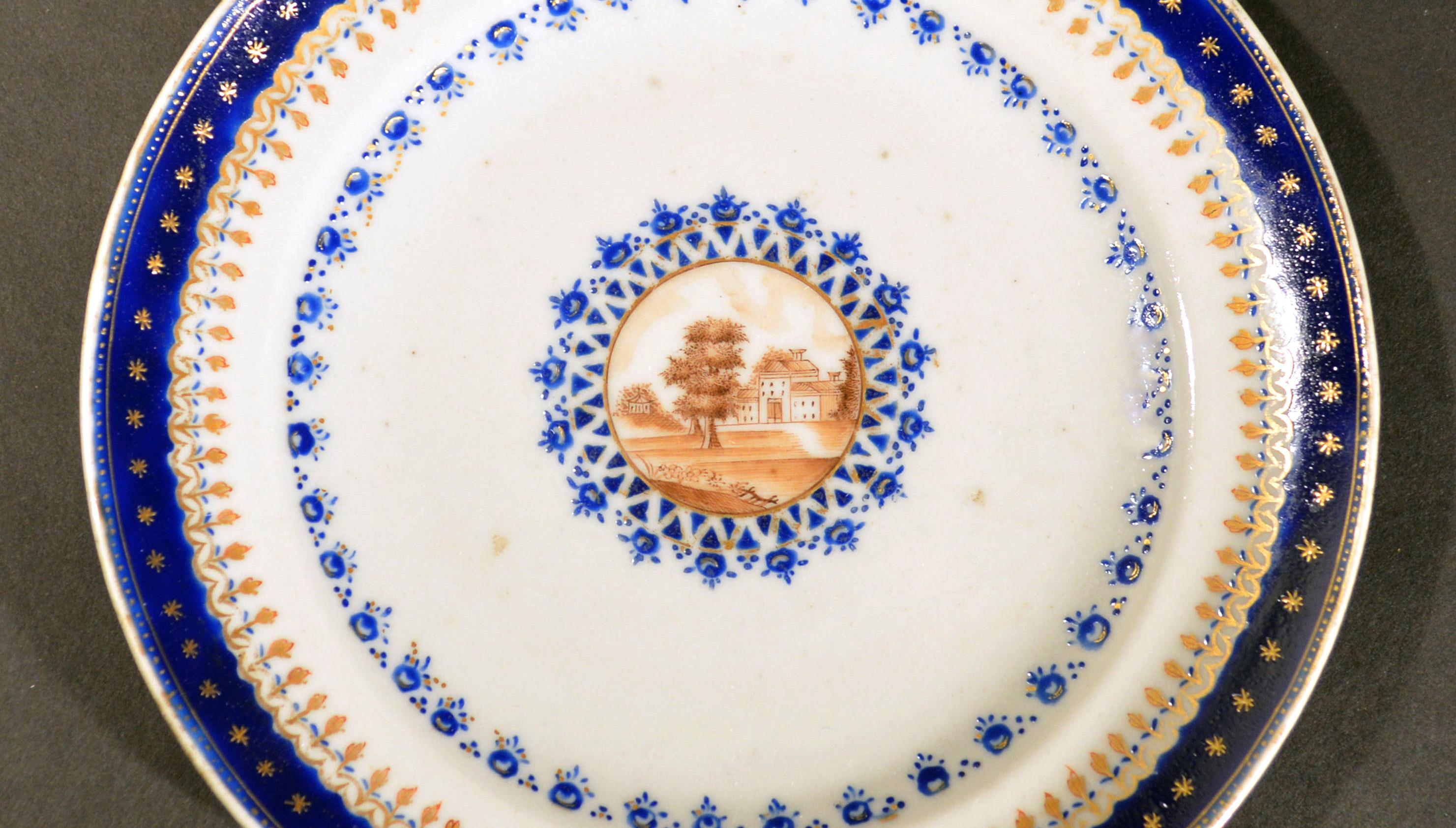 Chinois Assiette en porcelaine bleue émaillée d'exportation chinoise fabriquée pour le marché américain en vente