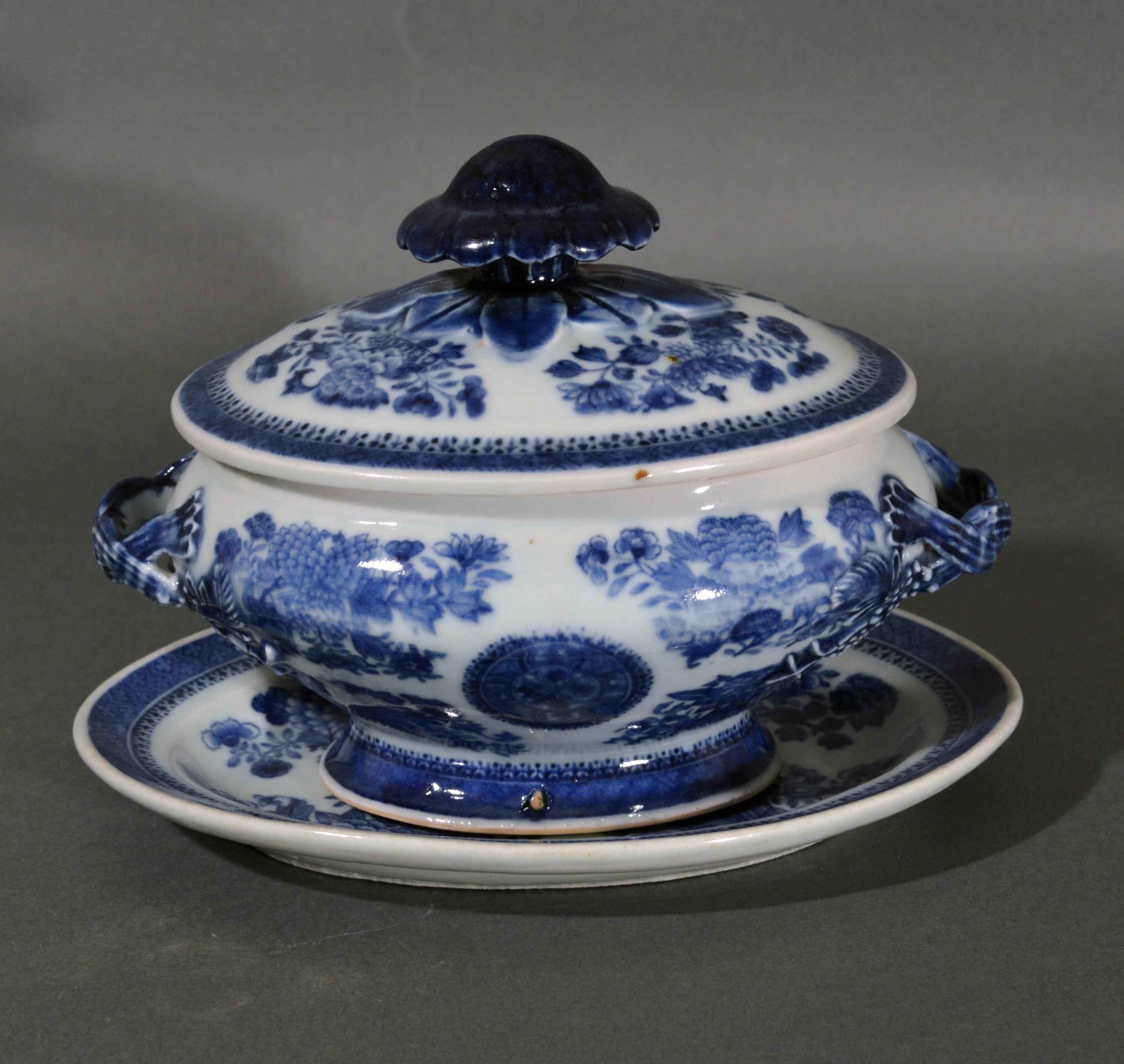 Chinese Export Porcelain Blue Fitzhugh Sauce Tureens, Covers & Stands In Good Condition For Sale In Downingtown, PA