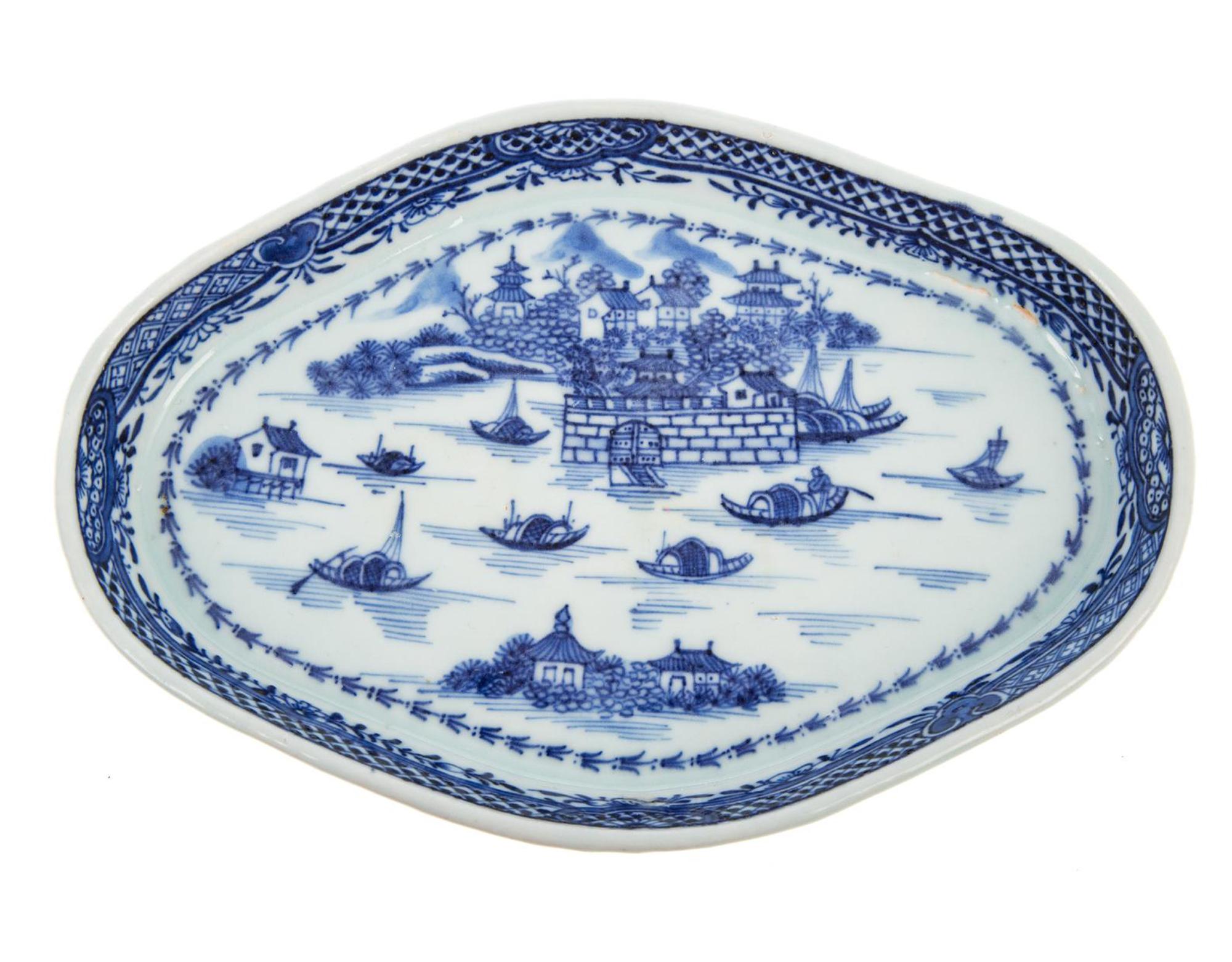 Chinesische Export Porzellan blau & weiß Löffel Tablett mit der niederländischen Folly Fort,
Um 1775

Die seltene chinesische Exportschale mit blau-weißem Vierpass zeigt das holländische Folly Fort im Kanton-Fluss.

Die Porzellanschale ist in