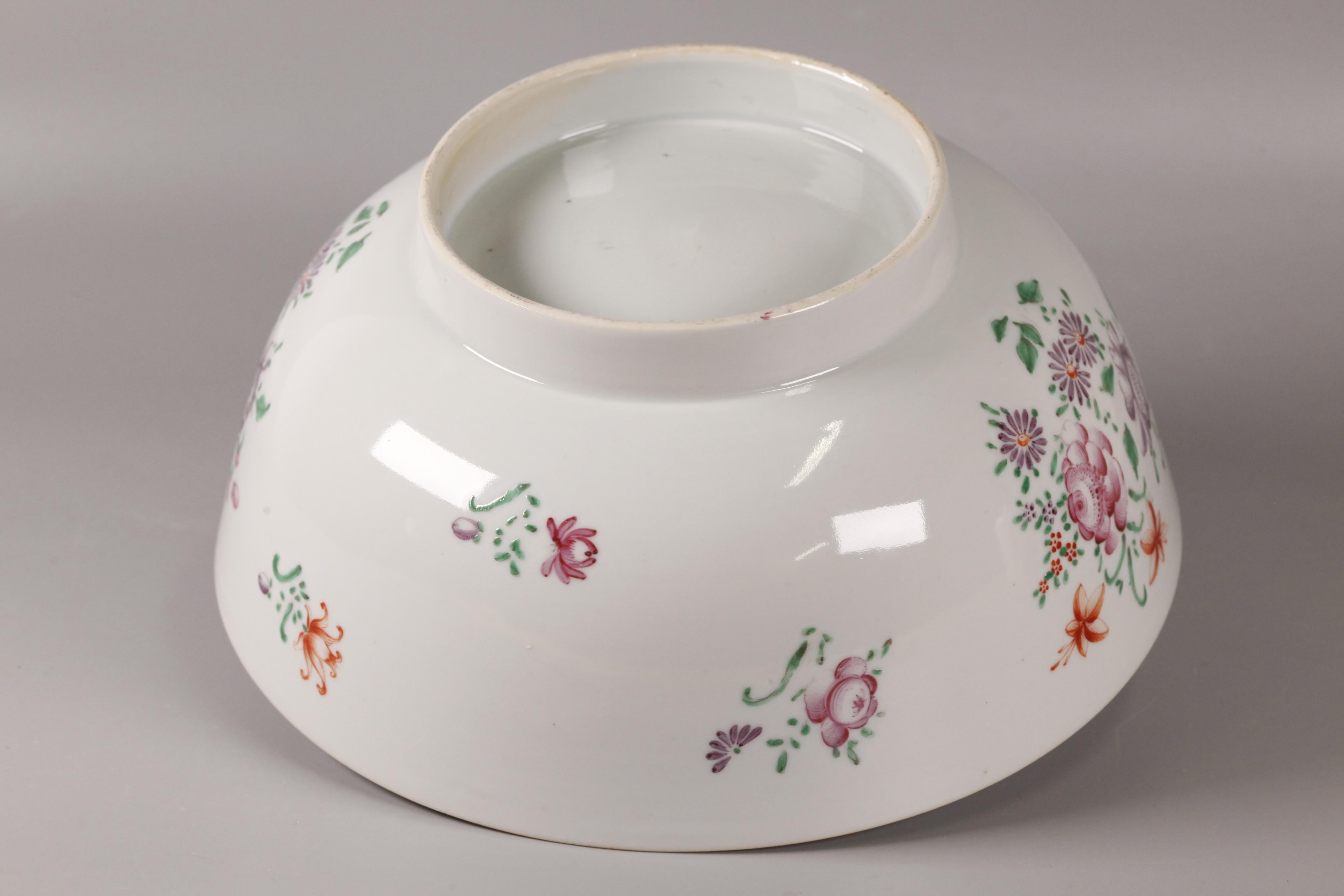 Chinese export porcelain bowl, 18th c. In Good Condition For Sale In New York, NY