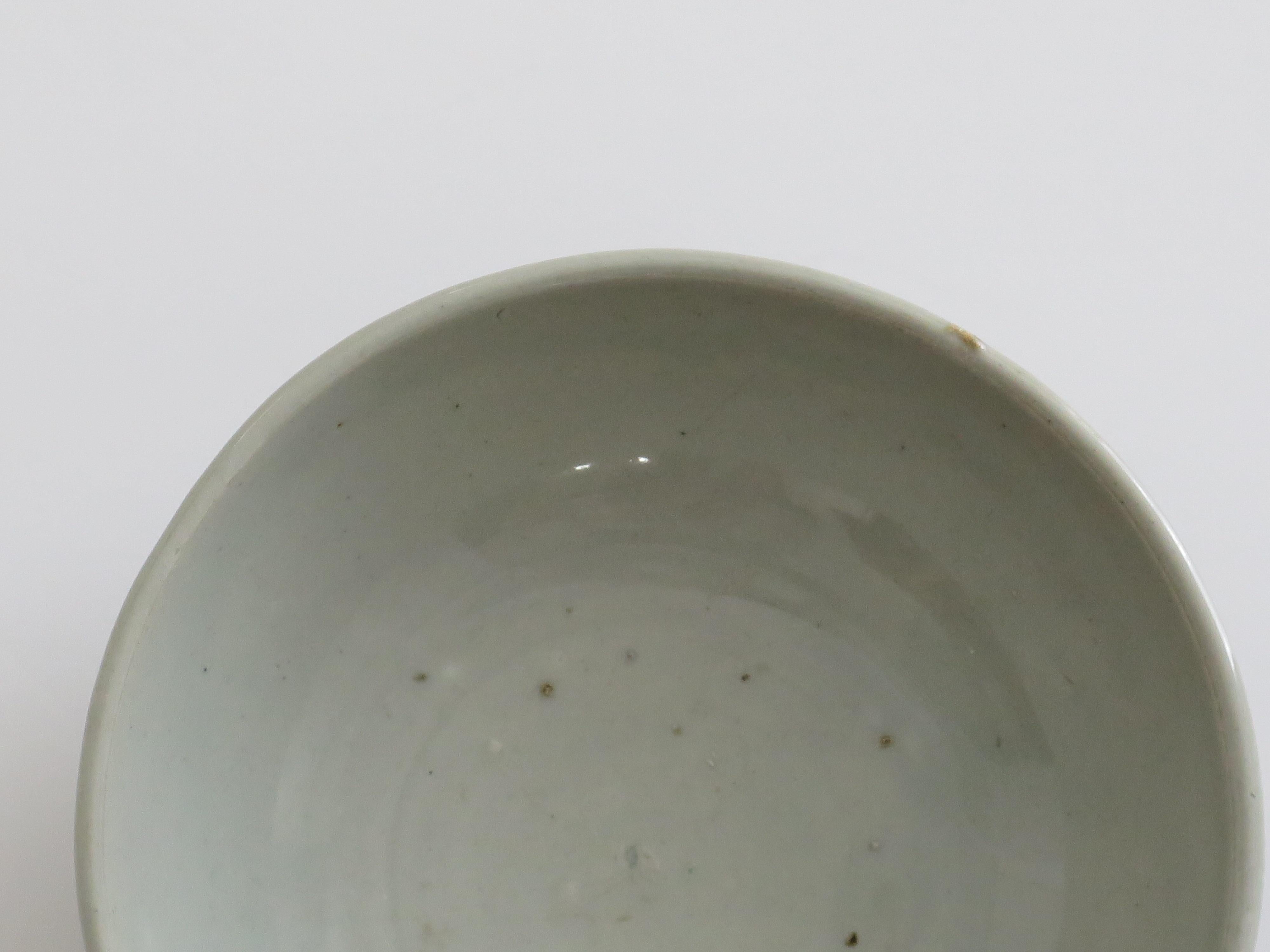Esportazione cinese  Ciotola in porcellana dipinta a mano in bianco e blu, XVIII secolo o precedente in vendita 4