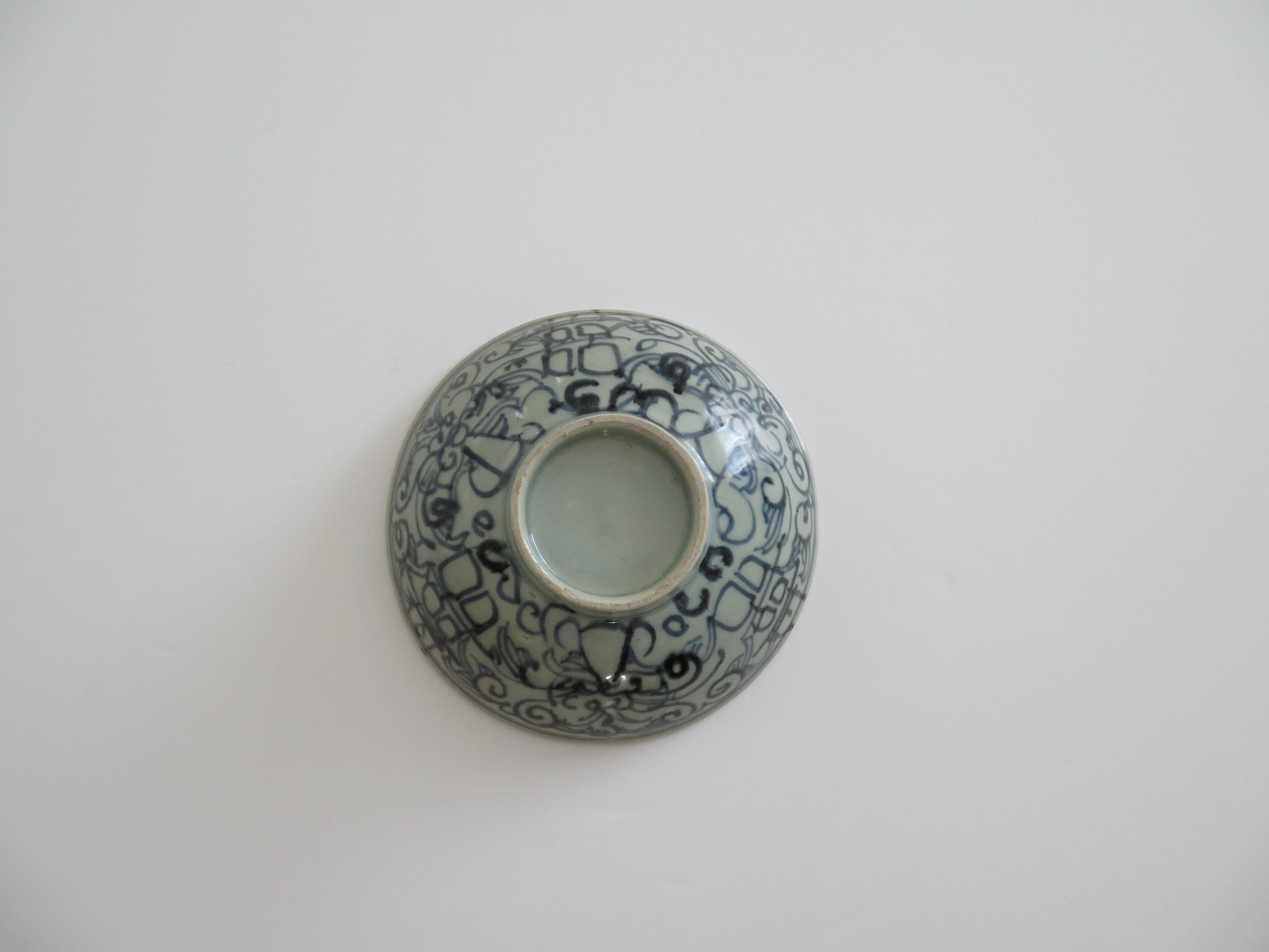 Esportazione cinese  Ciotola in porcellana dipinta a mano in bianco e blu, XVIII secolo o precedente in vendita 7