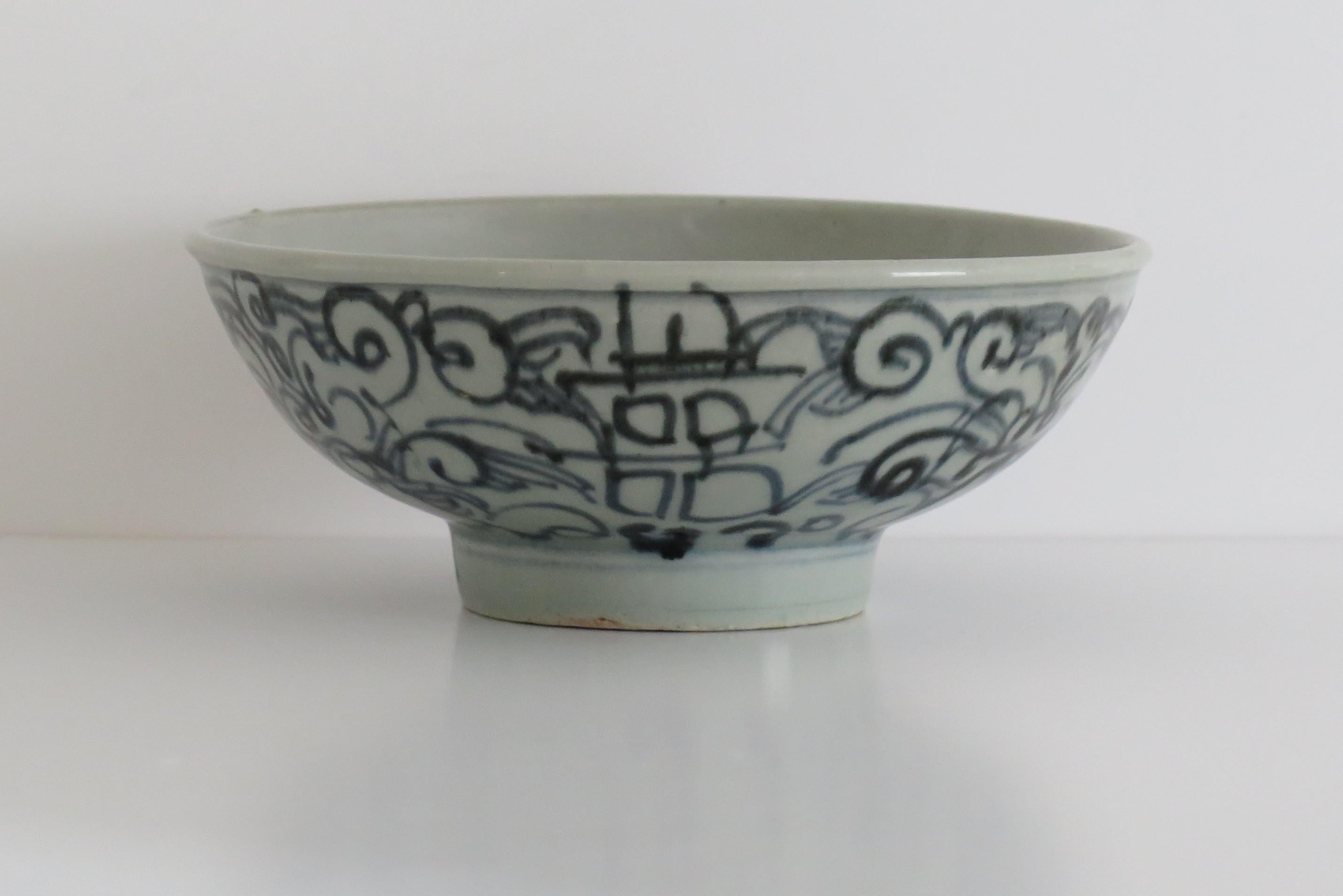 Porcellana Esportazione cinese  Ciotola in porcellana dipinta a mano in bianco e blu, XVIII secolo o precedente in vendita