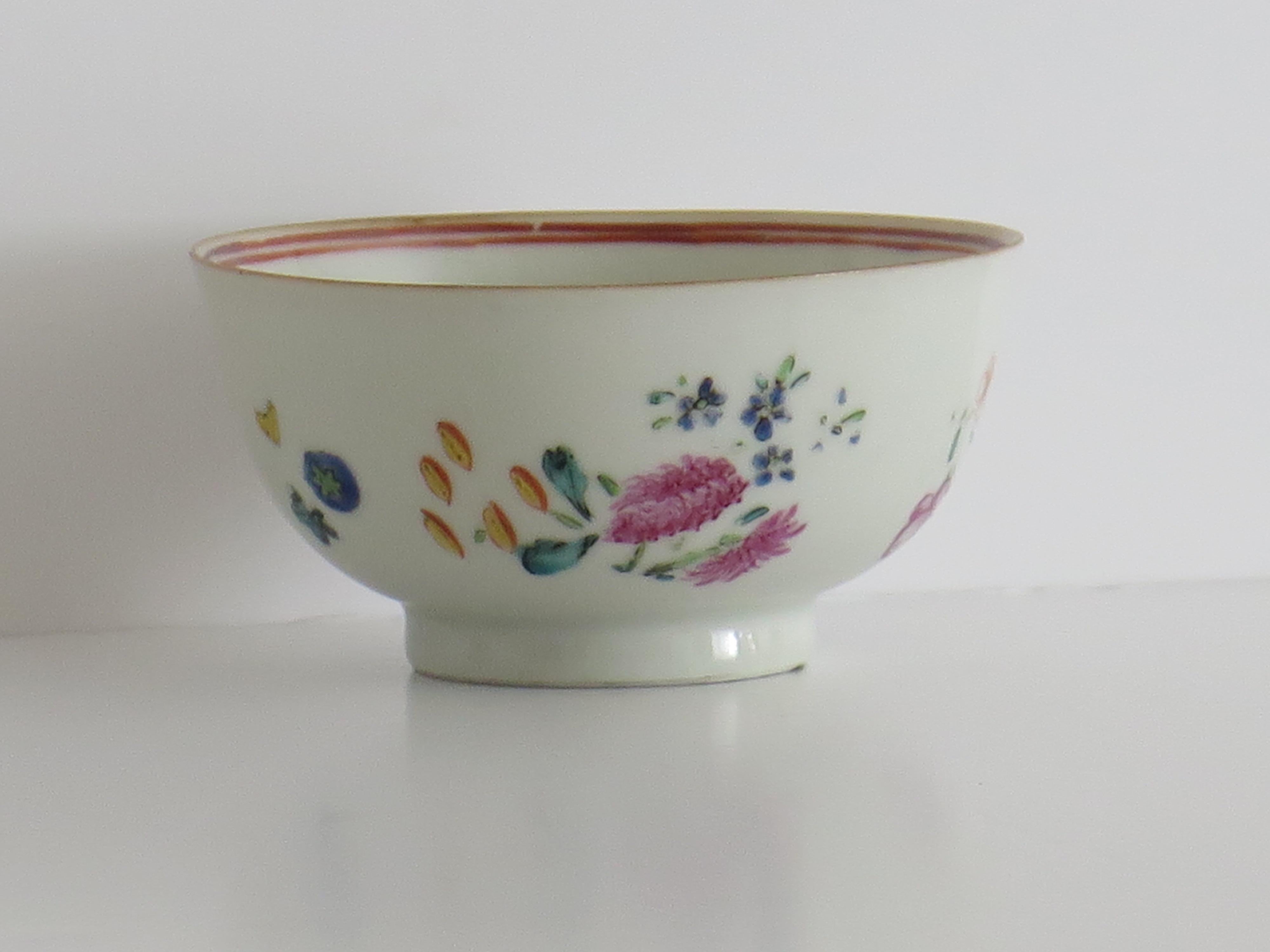 Chinese Export Porcelain Bowl Hand Painted Famille Rose, Qing Ca 1780 In Good Condition For Sale In Lincoln, Lincolnshire