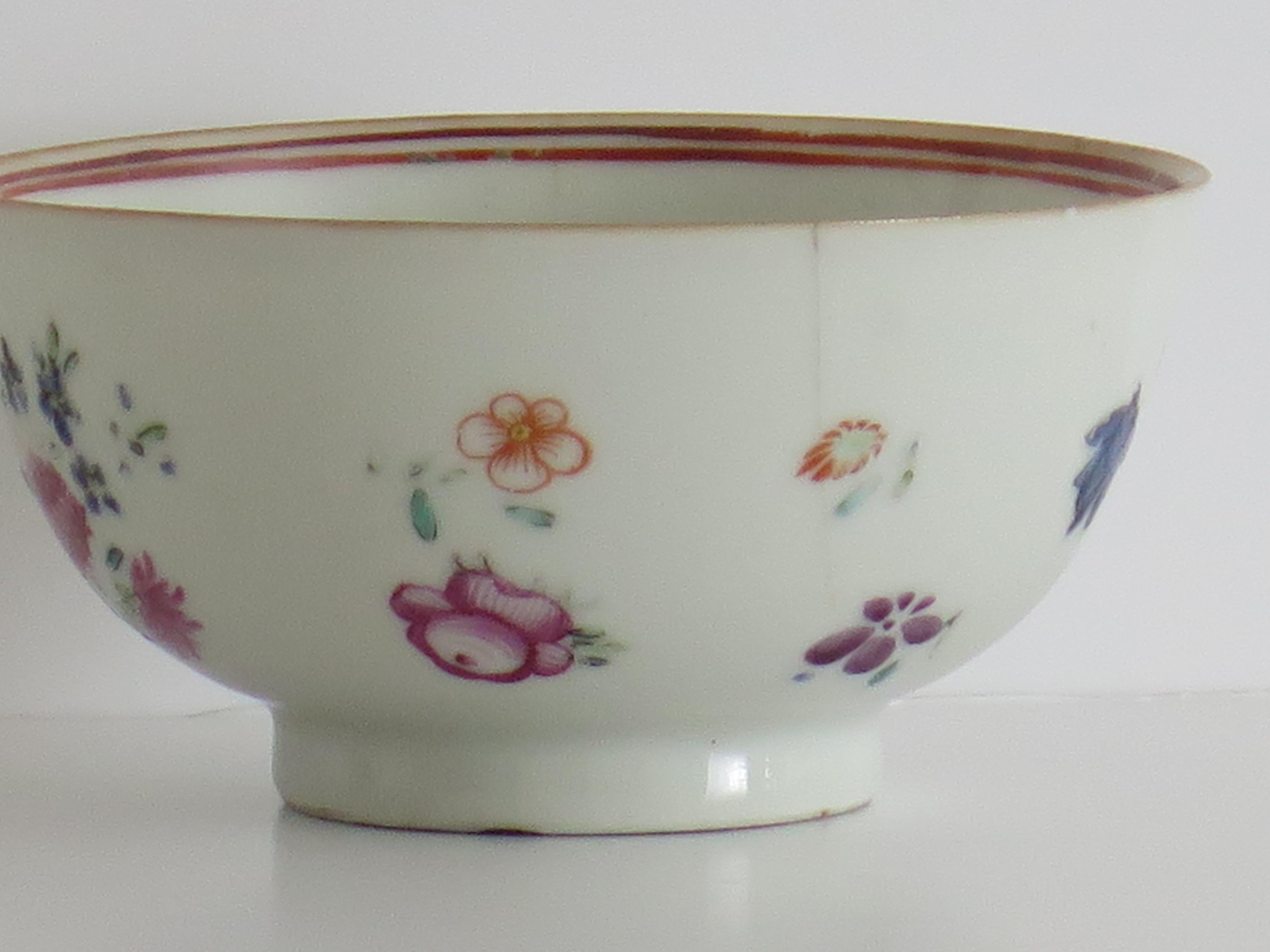 Chinese Export Porcelain Bowl Hand Painted Famille Rose, Qing Ca 1780 For Sale 3