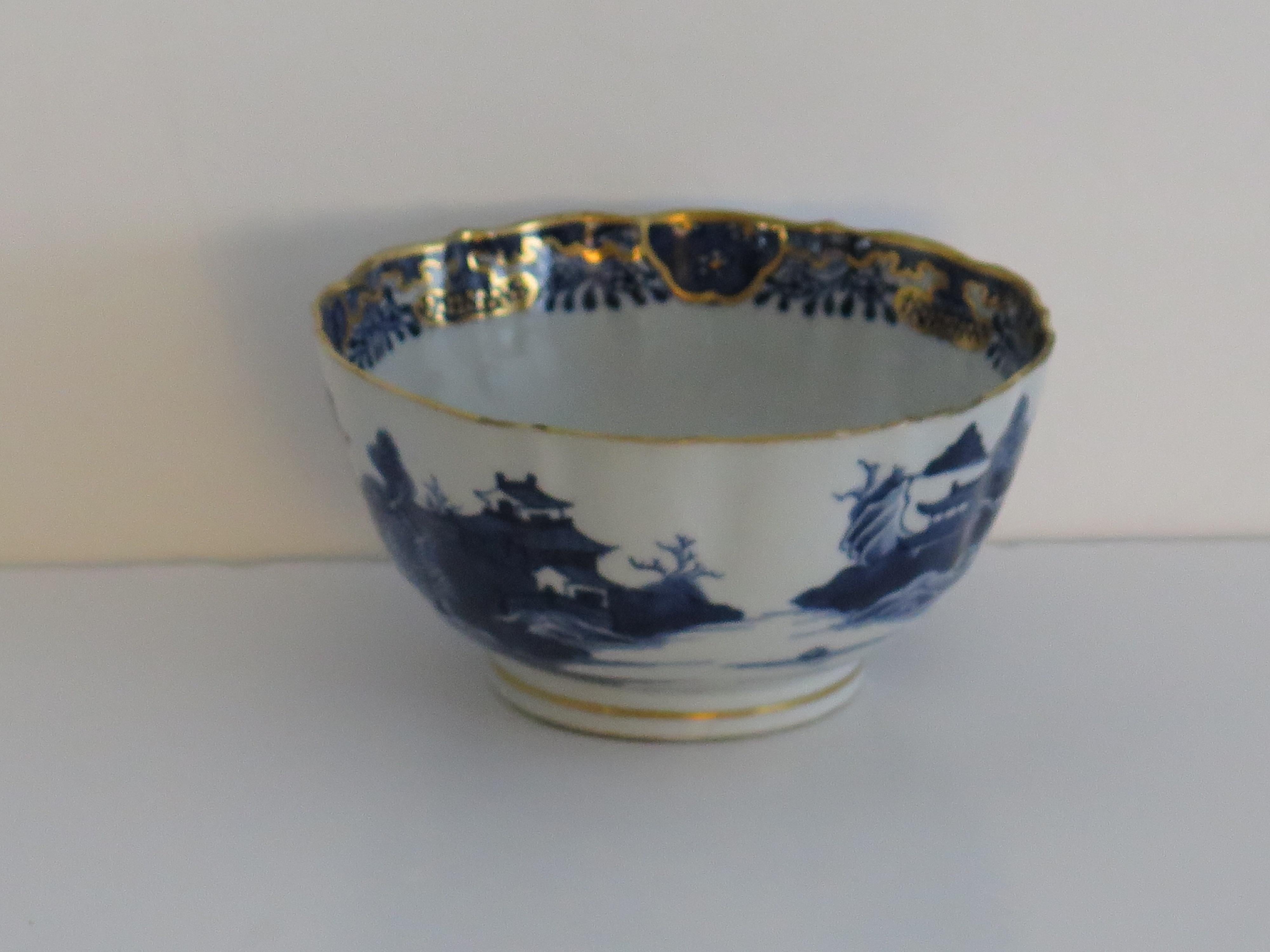 Ciotola in porcellana cinese da esportazione dipinta a mano e dorata con scena di fiume, Qing 1785 ca. 2