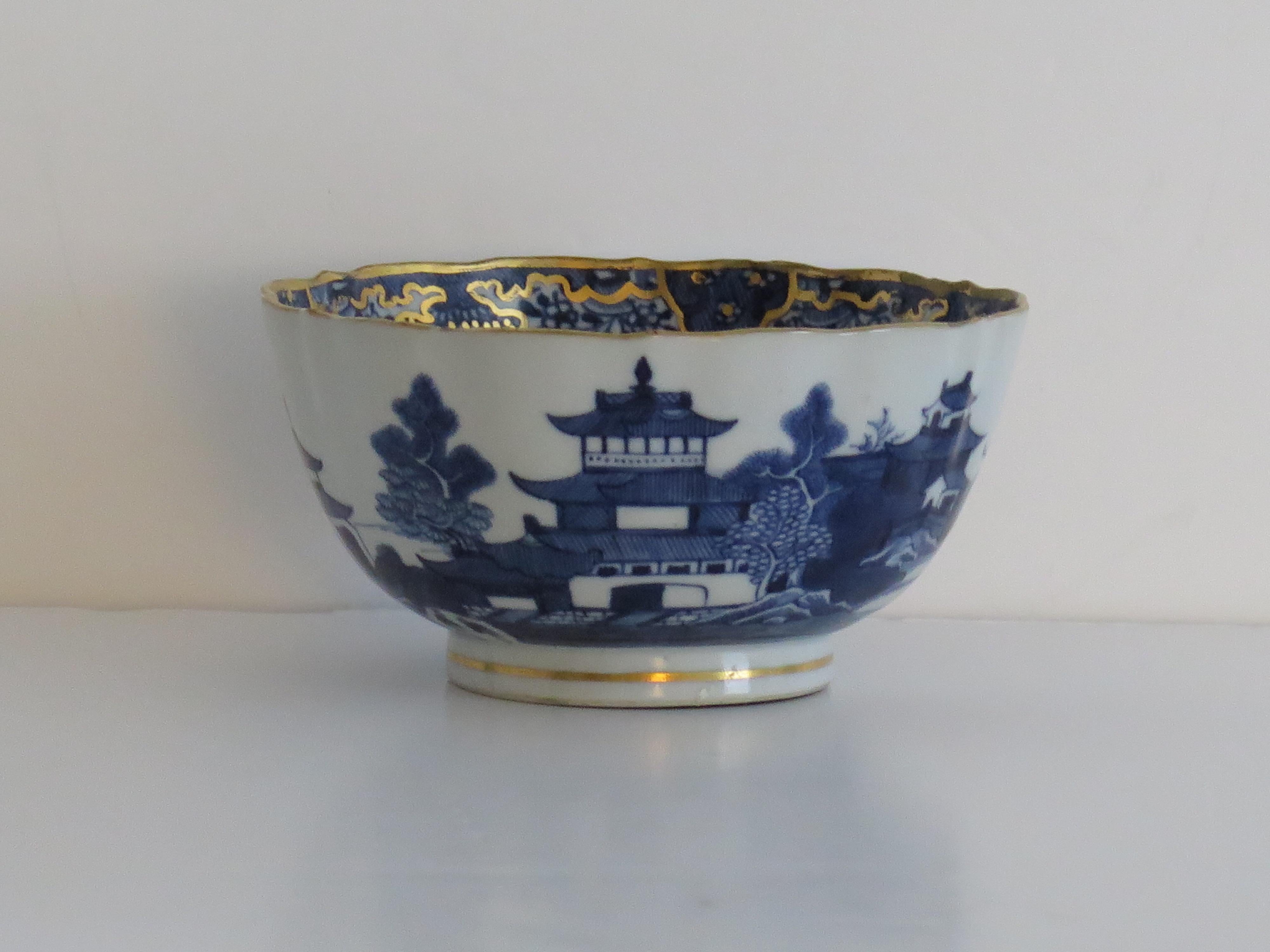 Si tratta di una ciotola cinese da esportazione dipinta a mano della fine del XVIII secolo, dinastia Qing, tardo periodo Qianlong, 1736-1795. La datazione di questo pezzo risale al 1785 circa.

La ciotola è ben invasata con lati scanalati