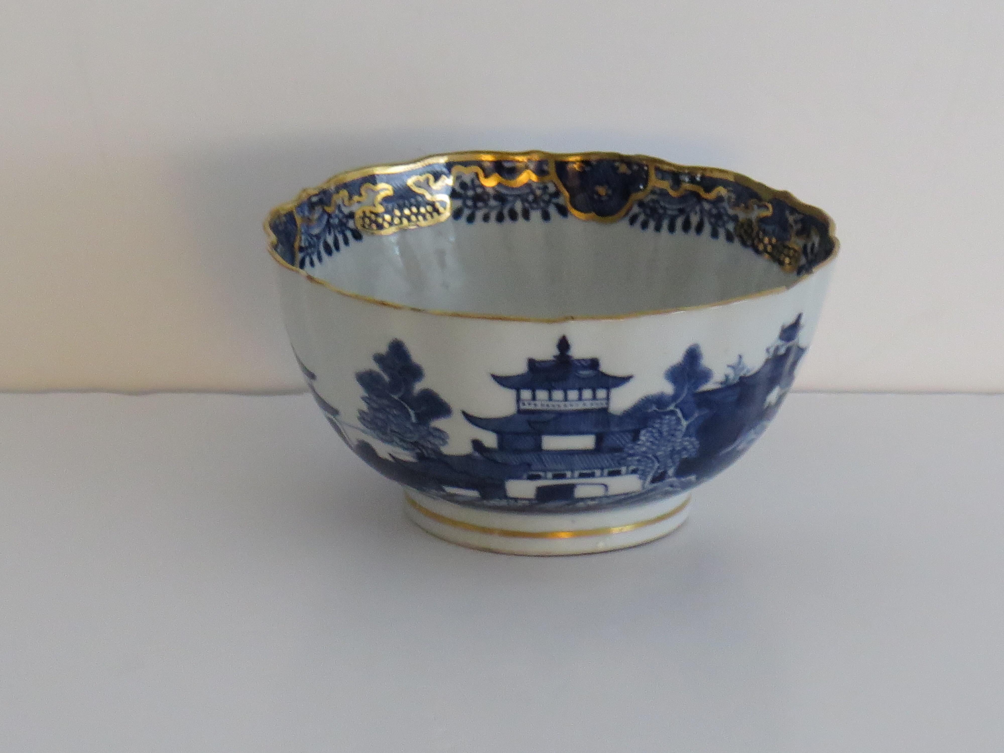 Esportazione cinese Ciotola in porcellana cinese da esportazione dipinta a mano e dorata con scena di fiume, Qing 1785 ca.